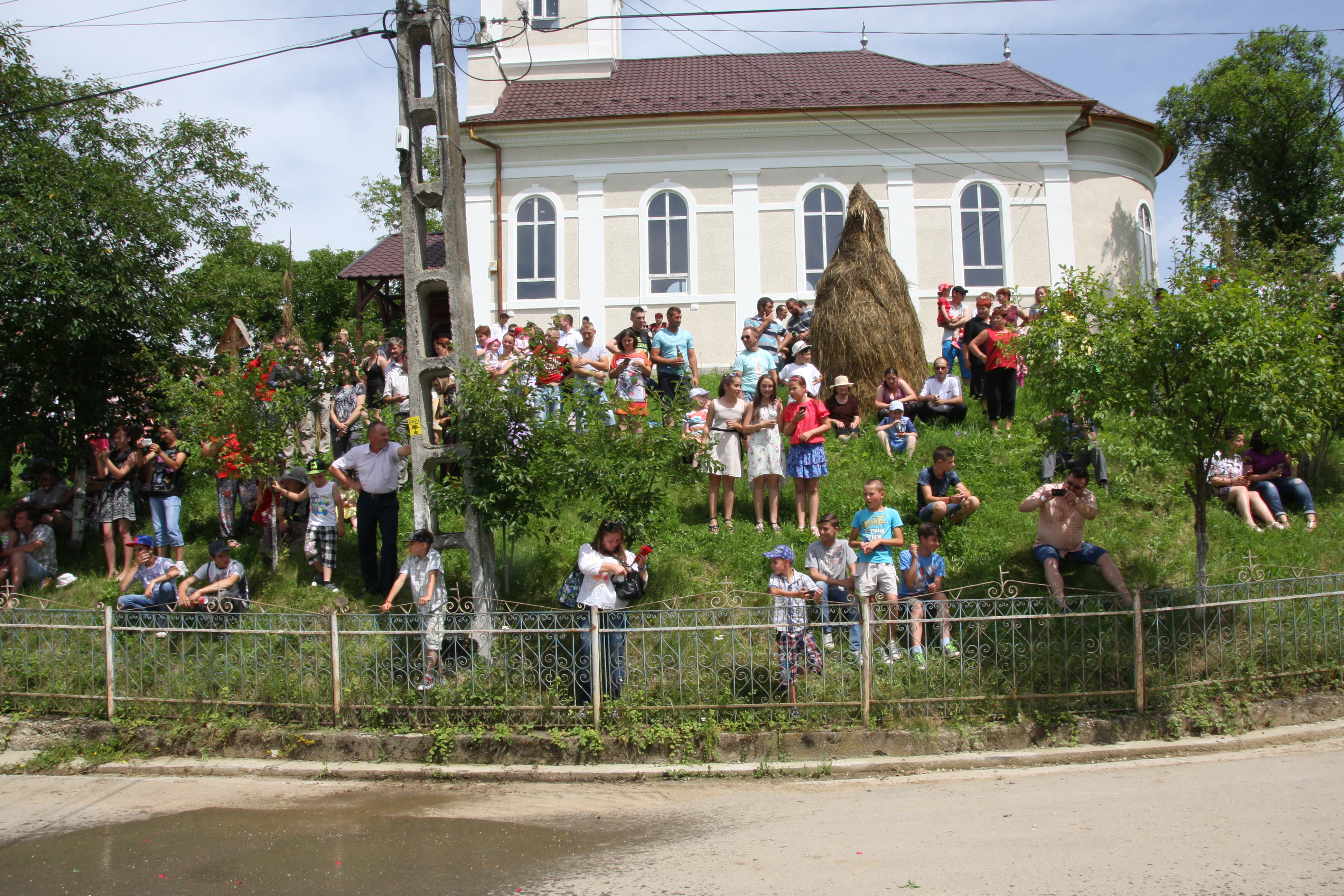 Val de nunţi la Figa după ce fetele au prins boul de Rusalii | GALERIE FOTO