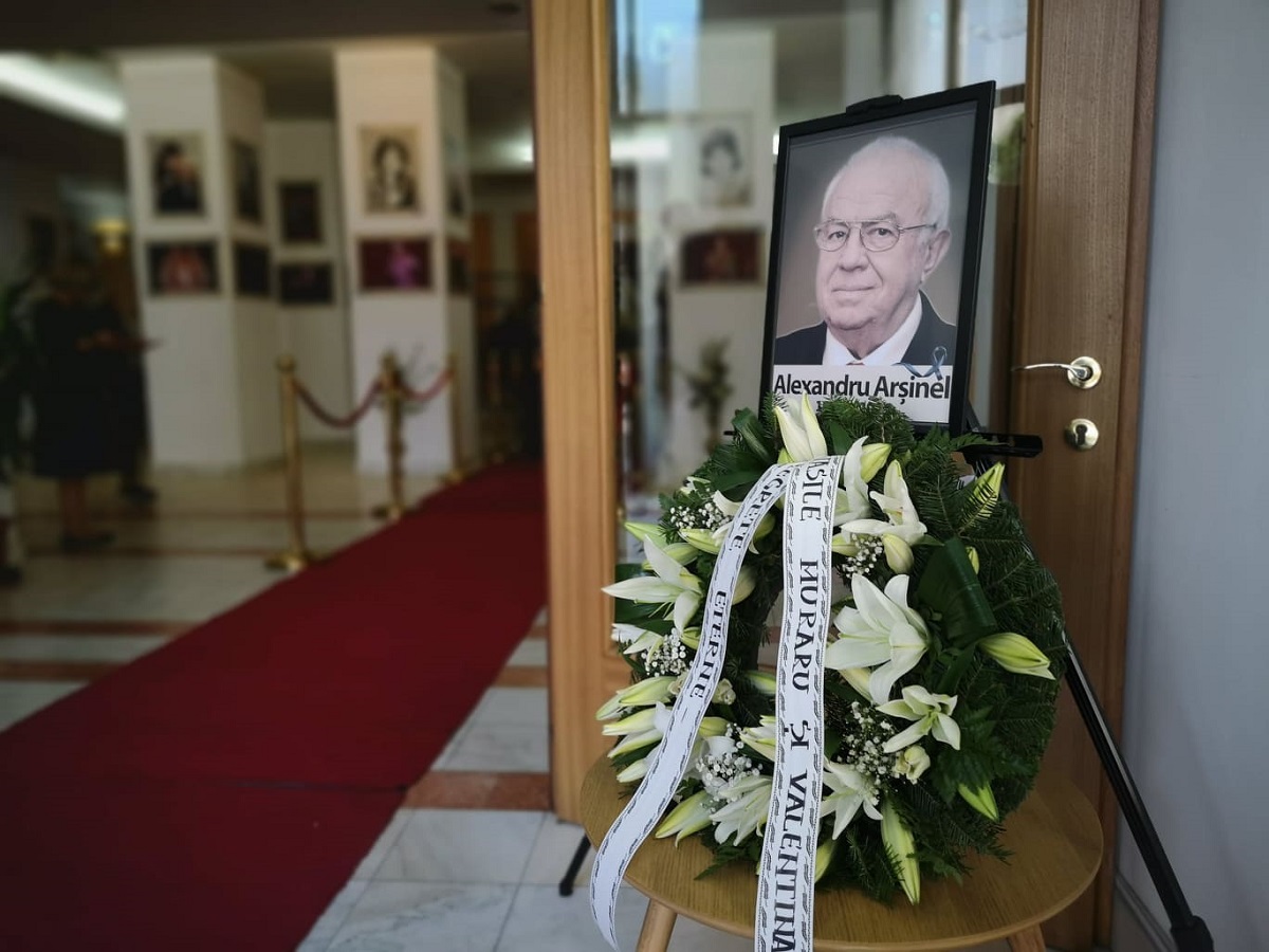 Sicriul cu trupul neînsuflețit al lui Alexandru Arșinel, depus la Teatrul de Revistă „Constantin Tănase”. Actorul va fi înmormântat duminică