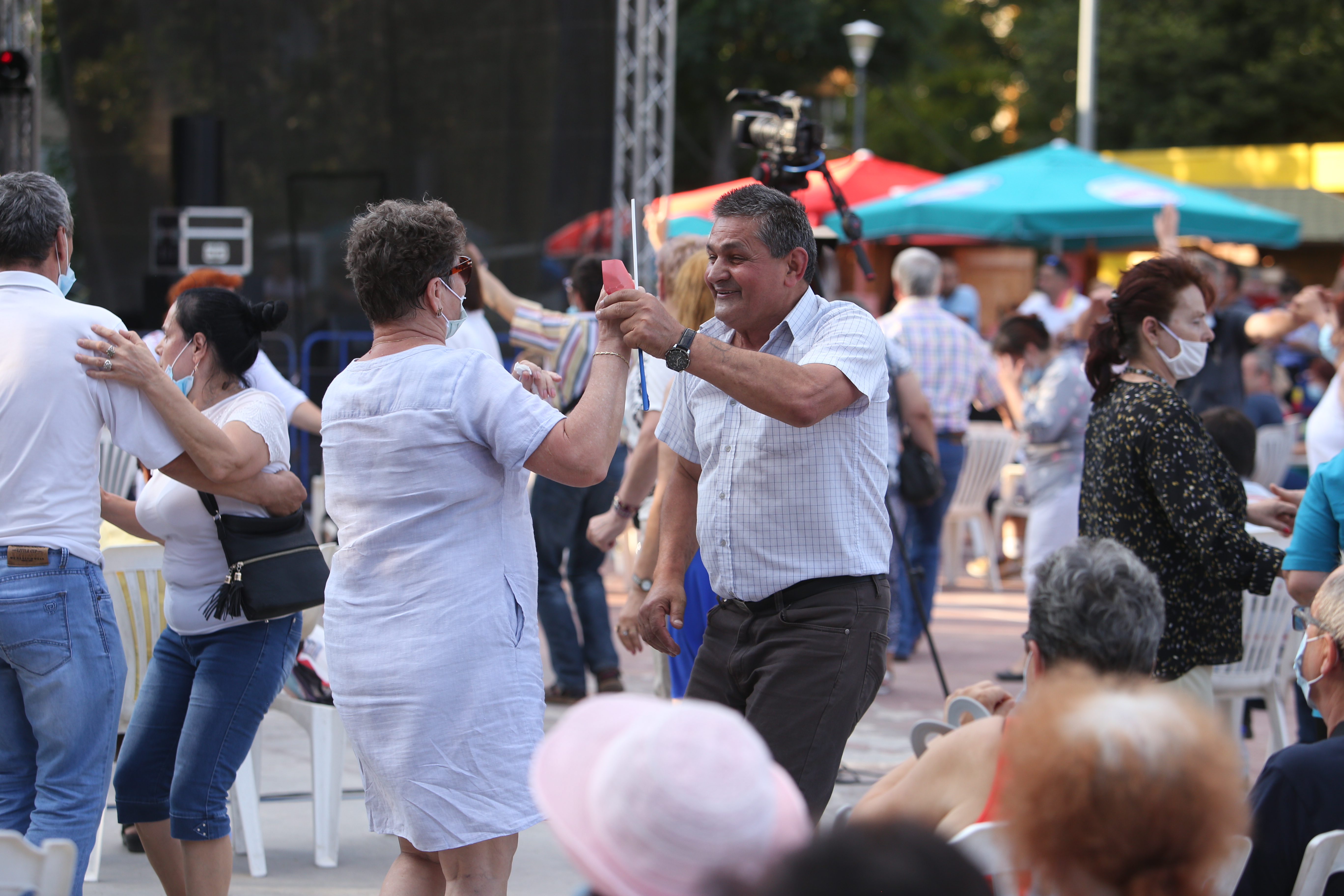 Hore și aglomerație în Parcul Sebastian din Capitală, la spectacolul organizat de primarul Daniel Florea: ”Să vedem dacă ne îmbolnăvim sau nu. Suntem curioase”