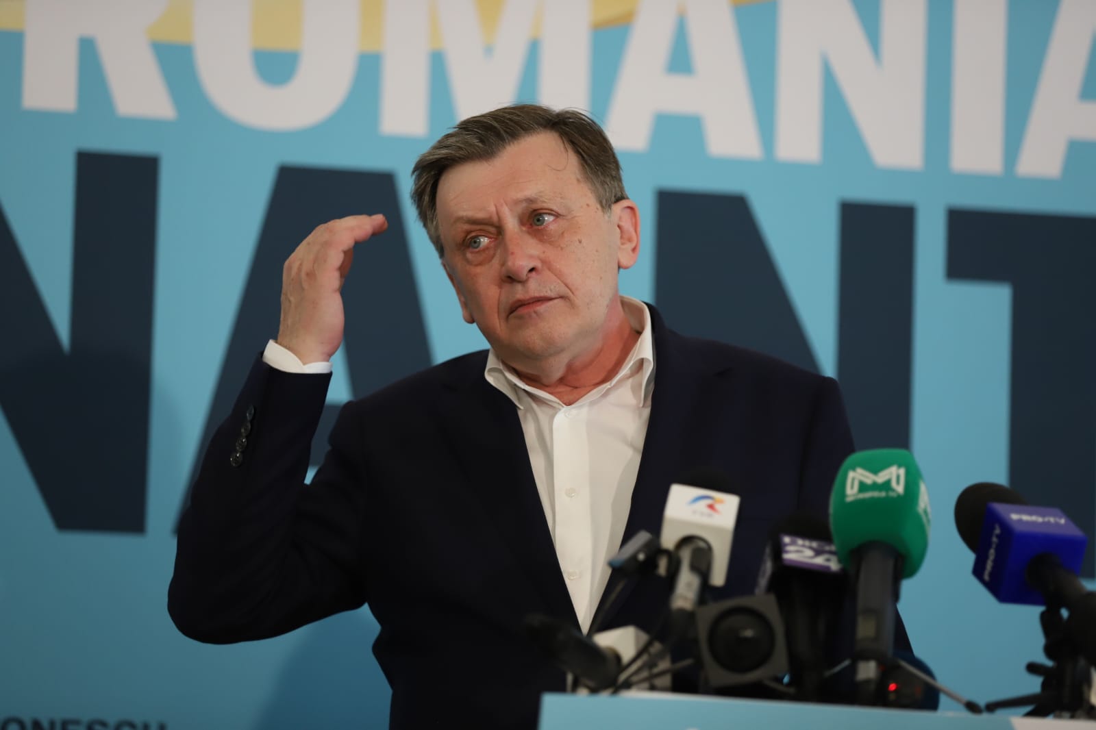 Cum arată declarația dată de Crin Antonescu la Securitate și ce a scris despre un prieten în 1988