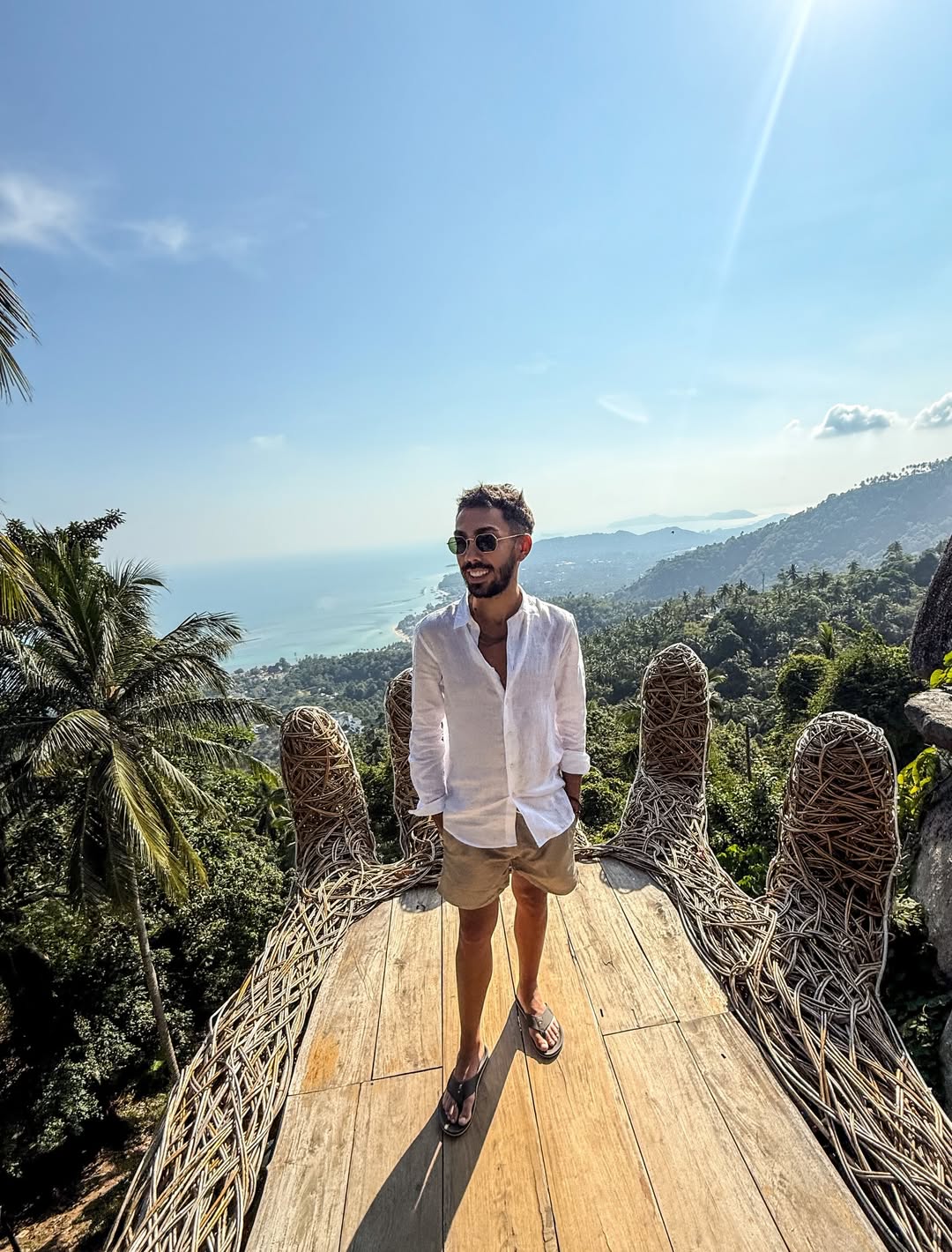 Cântărețul român a plecat în vacanța din Thailanda cu nașa: „Suntem o familie fericită”. De ce nu l-a însoțit nevasta