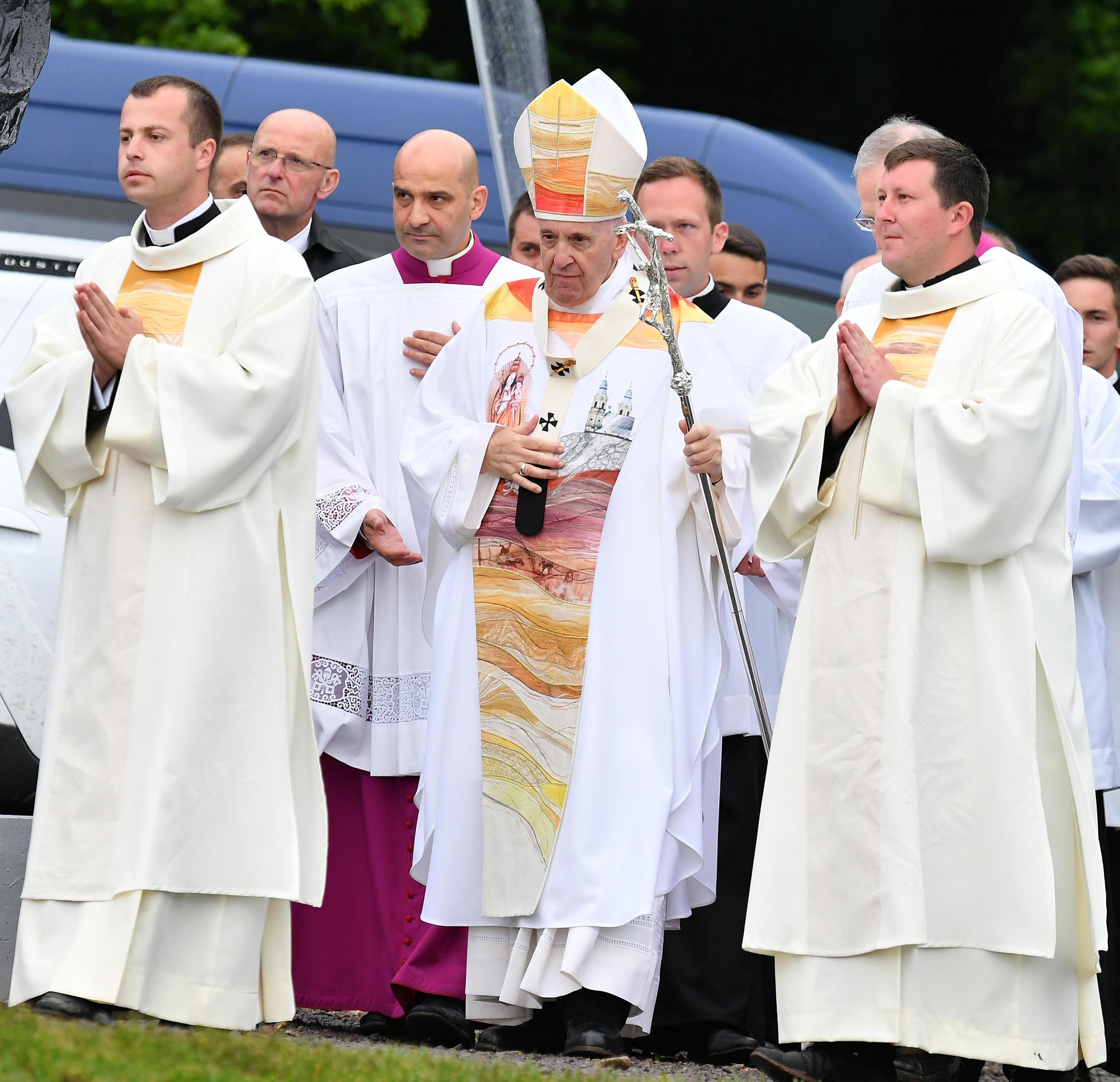 FOTO | Veșmintele pe care Papa Francisc le-a purtat la Şumuleu Ciuc au fost făcute de un designer român