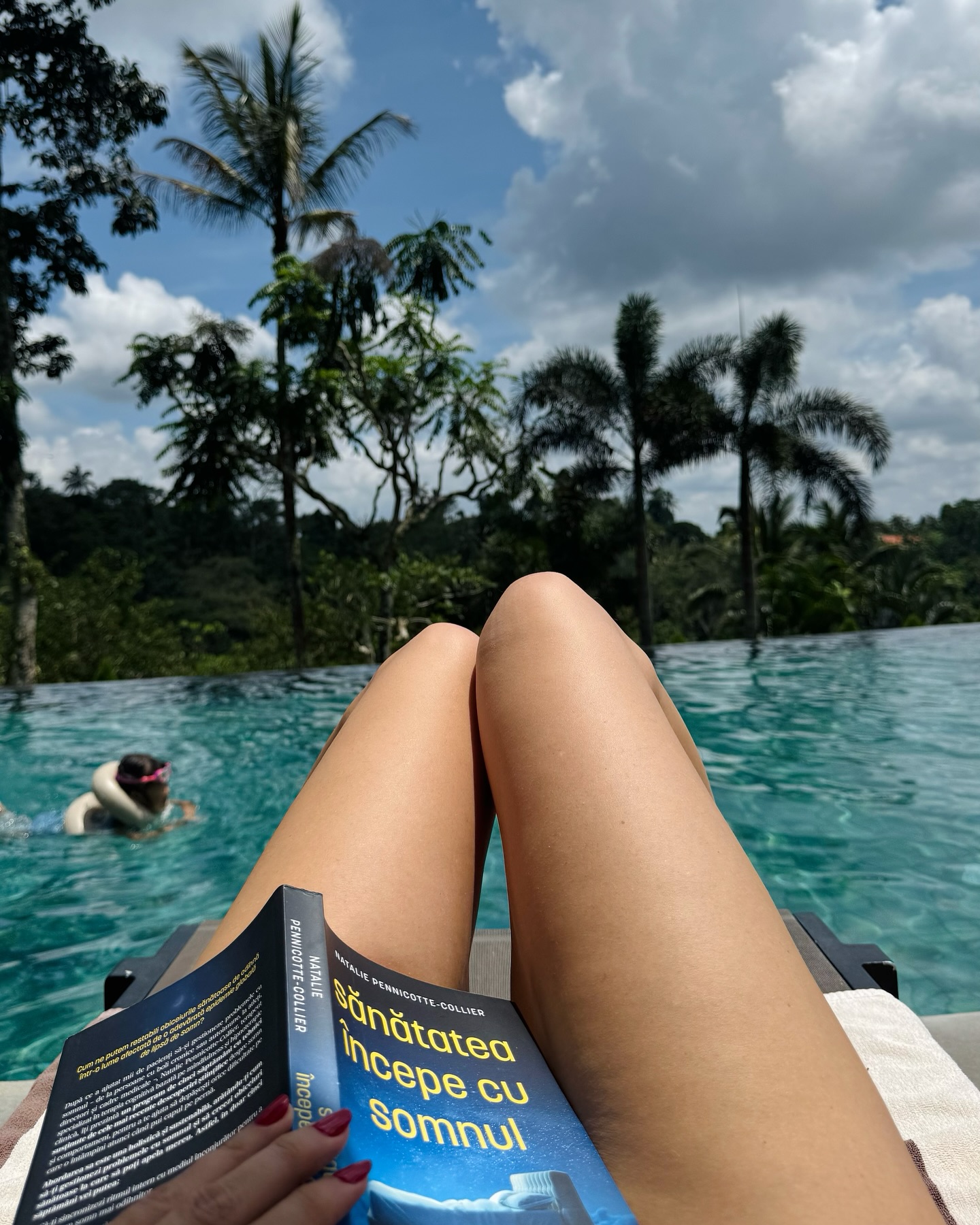 Cum a apărut Andreea Marin în vacanța din Bali. Imagini cu vedeta, suspendată în aer, în timpul unei clase de yoga