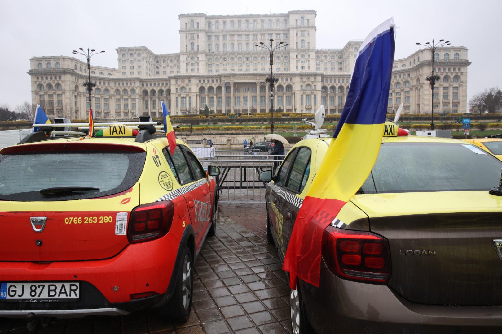 Taximetriștii continuă protestele în Piața Constituției din București. Cer în continuare fiscalizarea Uber și Bolt