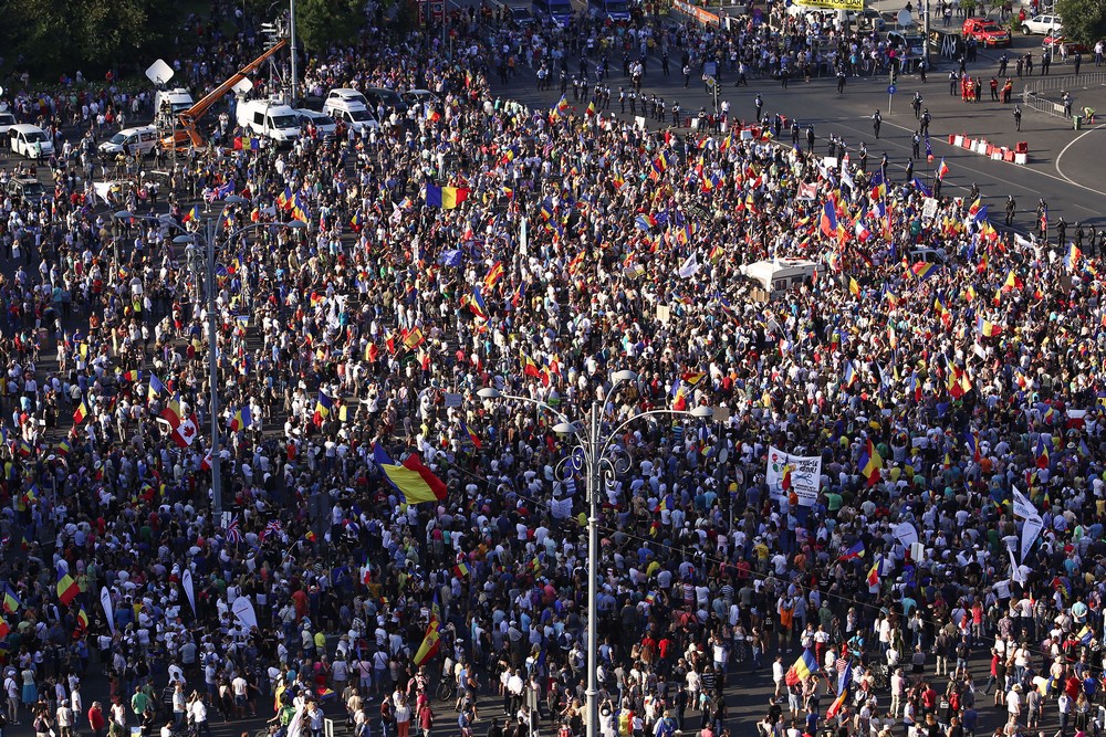 LIVE TEXT/ Mitingul diasporei, în Piața Victoriei. Război total între jandarmi și huligani (FOTO&VIDEO)