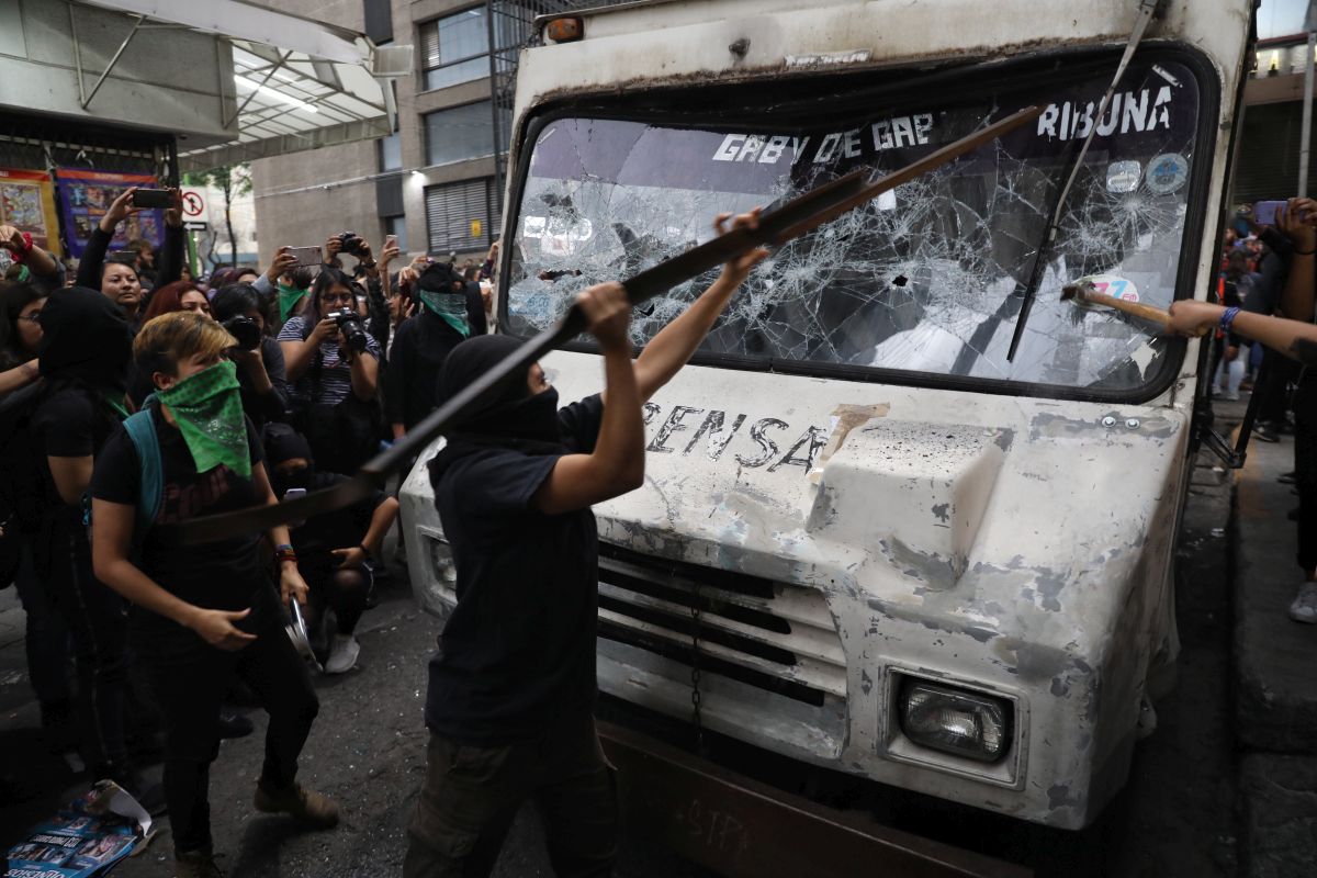 O tânără a fost ucisă și mutilată brutal în Mexic. A urmat un val de furie: manifestații feministe împotriva guvernului și a ziarelor