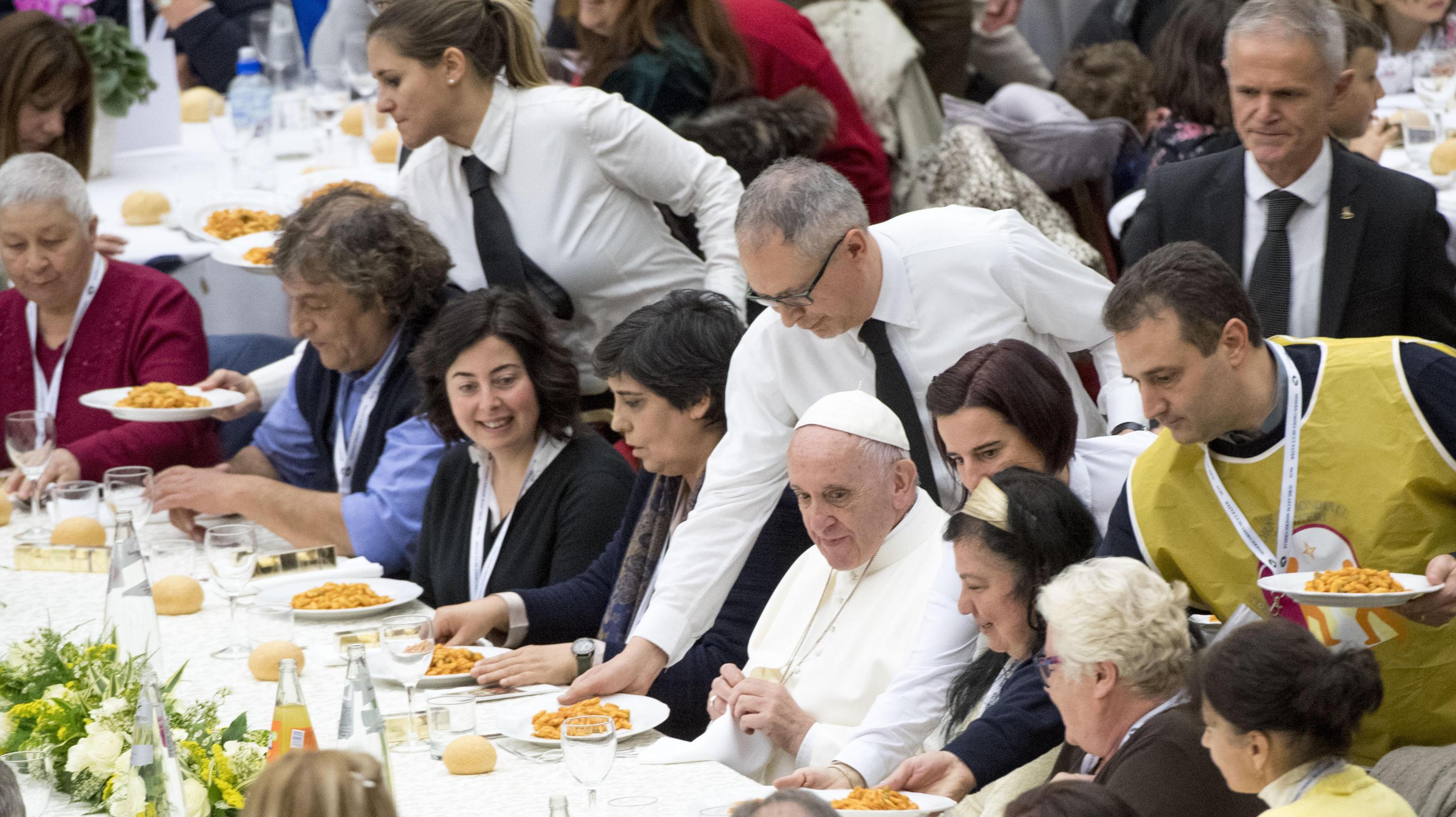 Papa Francisc a invitat persoane fără adăpost la Vatican: "Ajutorarea celor săraci este pașaportul către paradis"