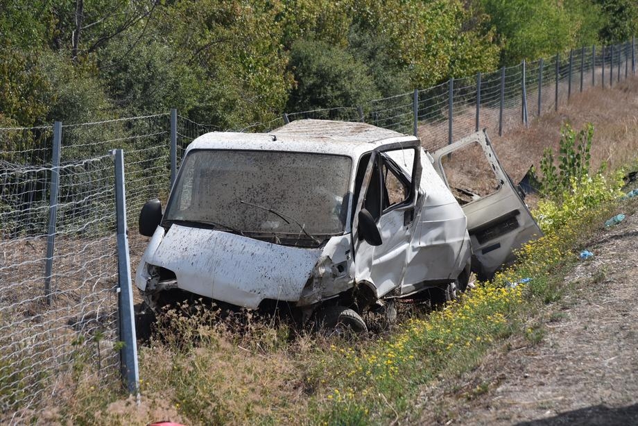 Trei morți și 17 răniți, după ce o dubă care transporta migranți s-a răsturnat la granița Austriei cu Slovacia