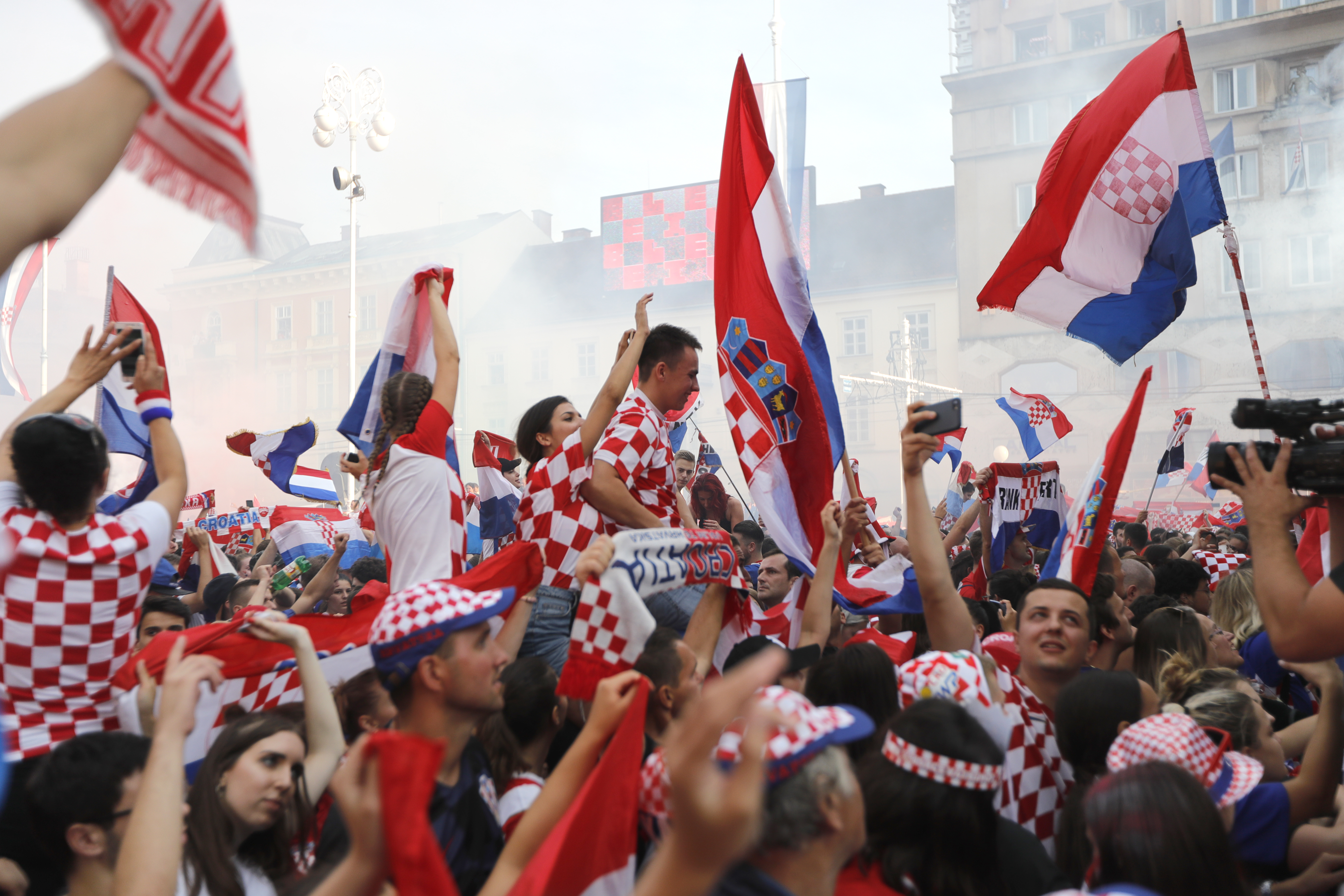 FOTO /  Cum au reacționat fanii croați, după ce Franța a câștigat Cupa Mondială. Imagini din Zagreb