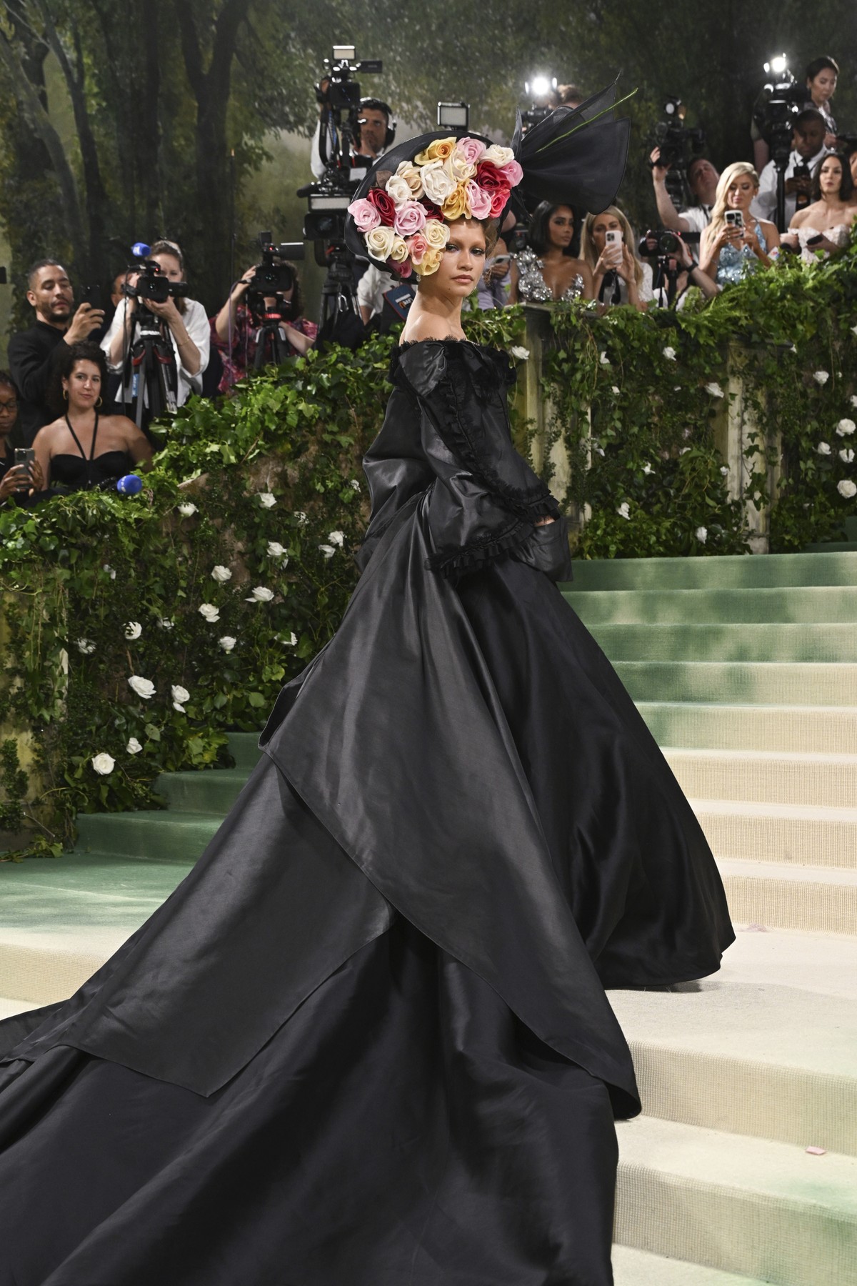 Zendaya a adus drama la Met Gala 2024. A schimbat două ținute, una dintre ele e creată în 1996, anul în care s-a născut