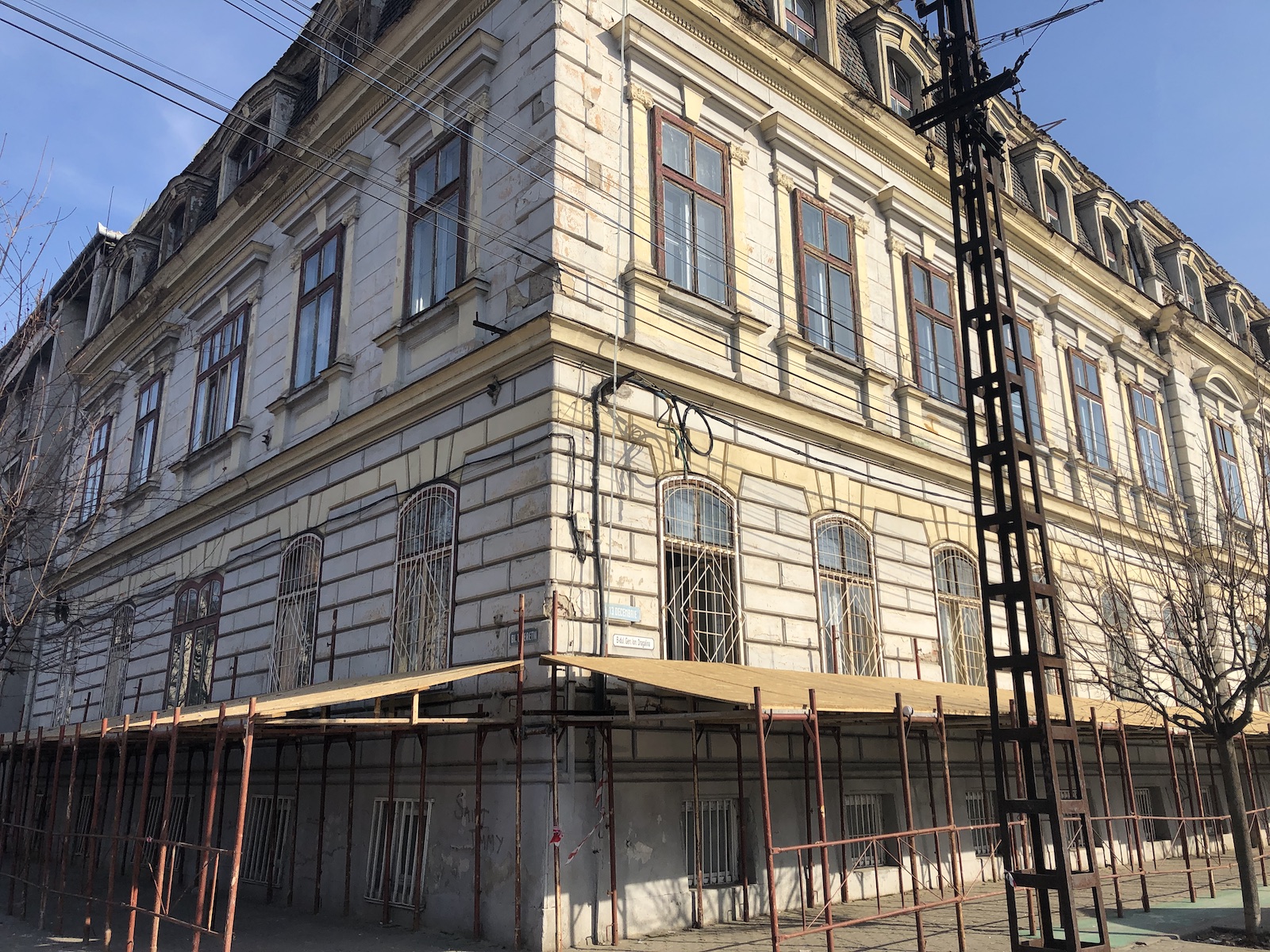 Peste 500 de elevi învață într-o școală fără acoperiș, în Timișoara. Clădirea distrusă de o furtună, în septembrie 2017, nu a fost reparată nici până acum!