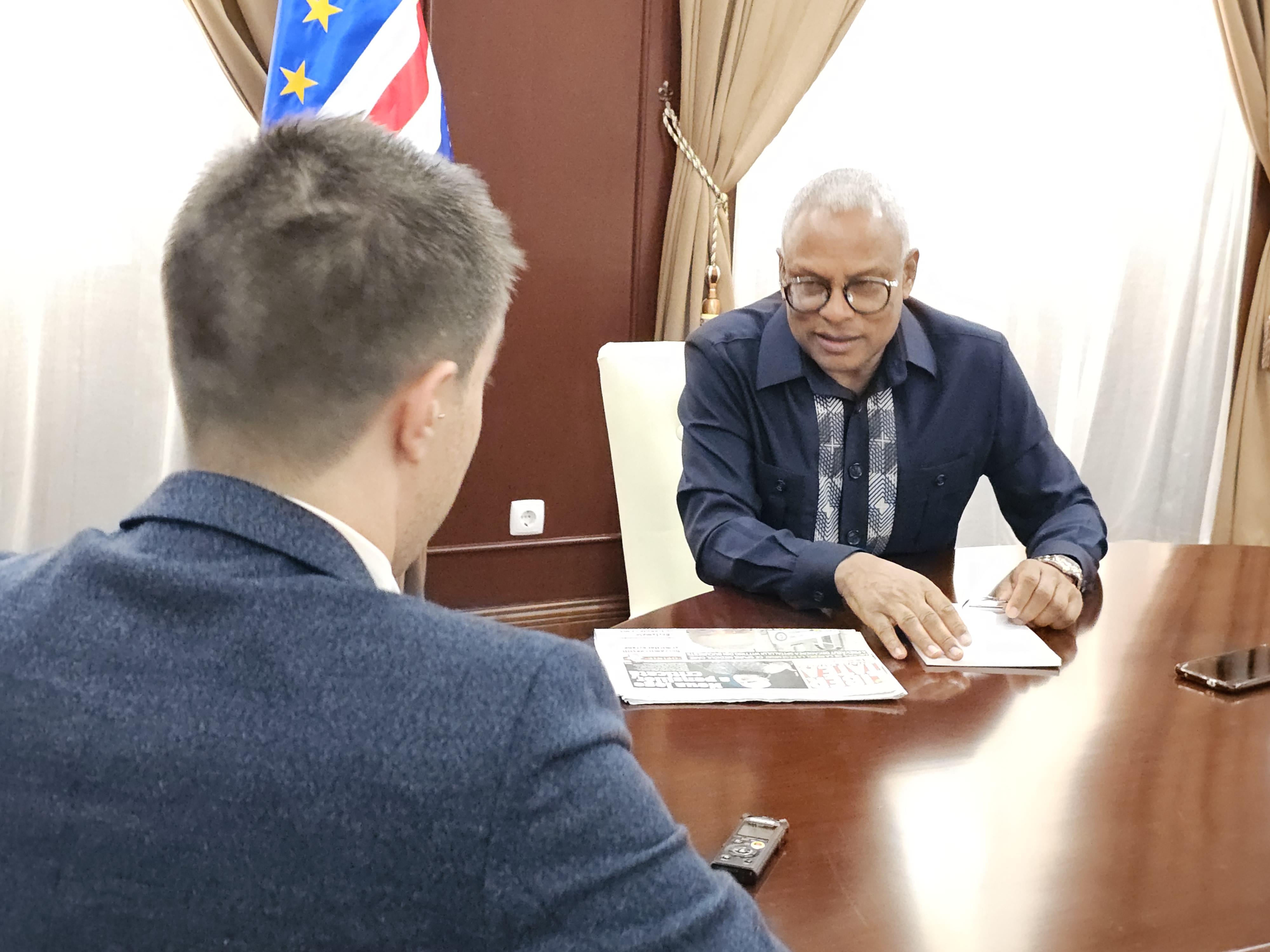 INTERVIU. Întrebat înaintea întâlnirii cu Klaus Iohannis dacă el și-ar face publice cheltuielile cu deplasările la cererea a 40.000 de oameni, José Maria Neves, preşedintele din Capul Verde, a răspuns: „Nu e nevoie de 40.000. Dacă o singură persoană îmi cere ceva, eu sunt obligat să răspund”
