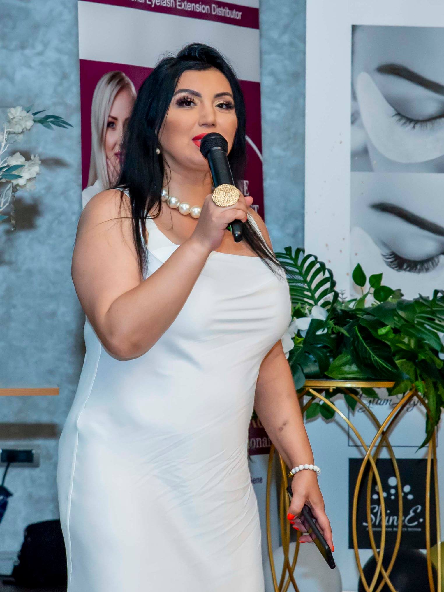 Adriana Bahmuțeanu a revenit în fața instanței la un nou termen cu băieții cei mari ai lui Silviu Prigoană. Vedeta încearcă să își recupereze copiii. „Să le ia averea”