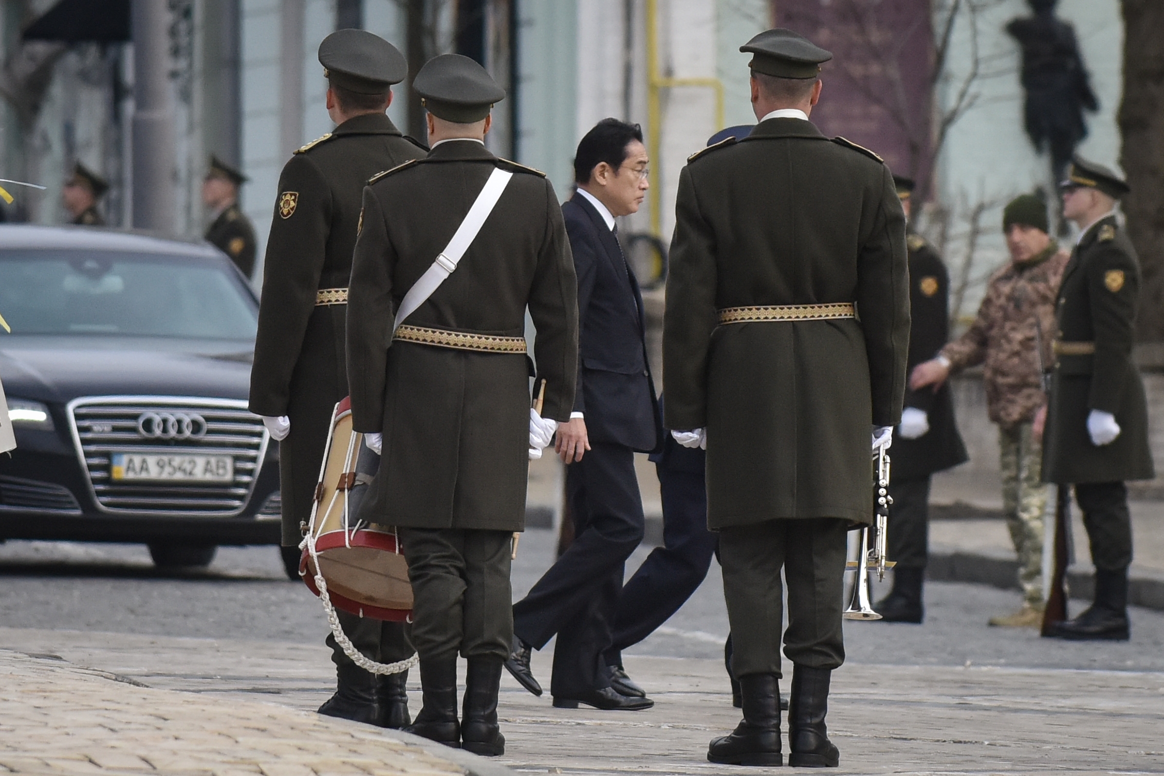 Premierul Japoniei a vizitat orașul Bucha: „Simt o mare furie din cauza atrocităților comise aici”