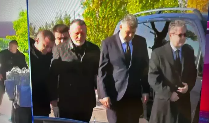 Dana Budeanu, cu lacrimi în ochi la înmormântarea Deliei Budeanu, fosta ei soacră. Cum s-a îmbrăcat vedeta și ce flori i-a adus regretatei prezentatoare TV
