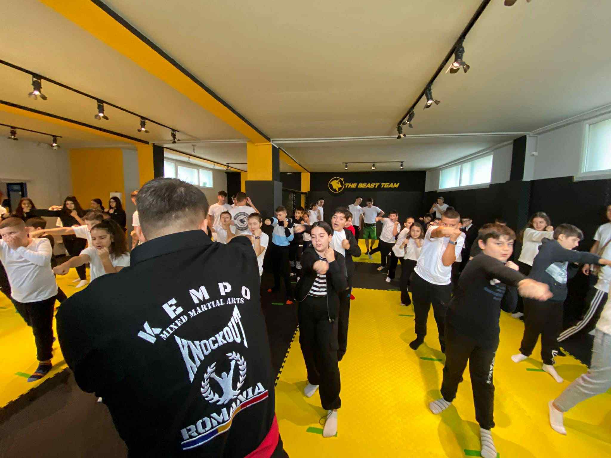 Alexandru Codiță, tânărul care a adus sportul și educația în școlile din Vâlcea. De la campania antiviolență la Caravana Nutriției: „Sportul este o necesitate, nu un moft”