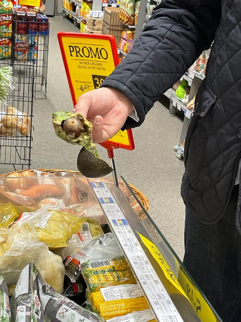 Piața Berceni și magazinul Mega Image din Piața Reșița, închise pentru 6 luni de ANPC. Mucegai, gândaci și rugină, printre neregulile descoperite