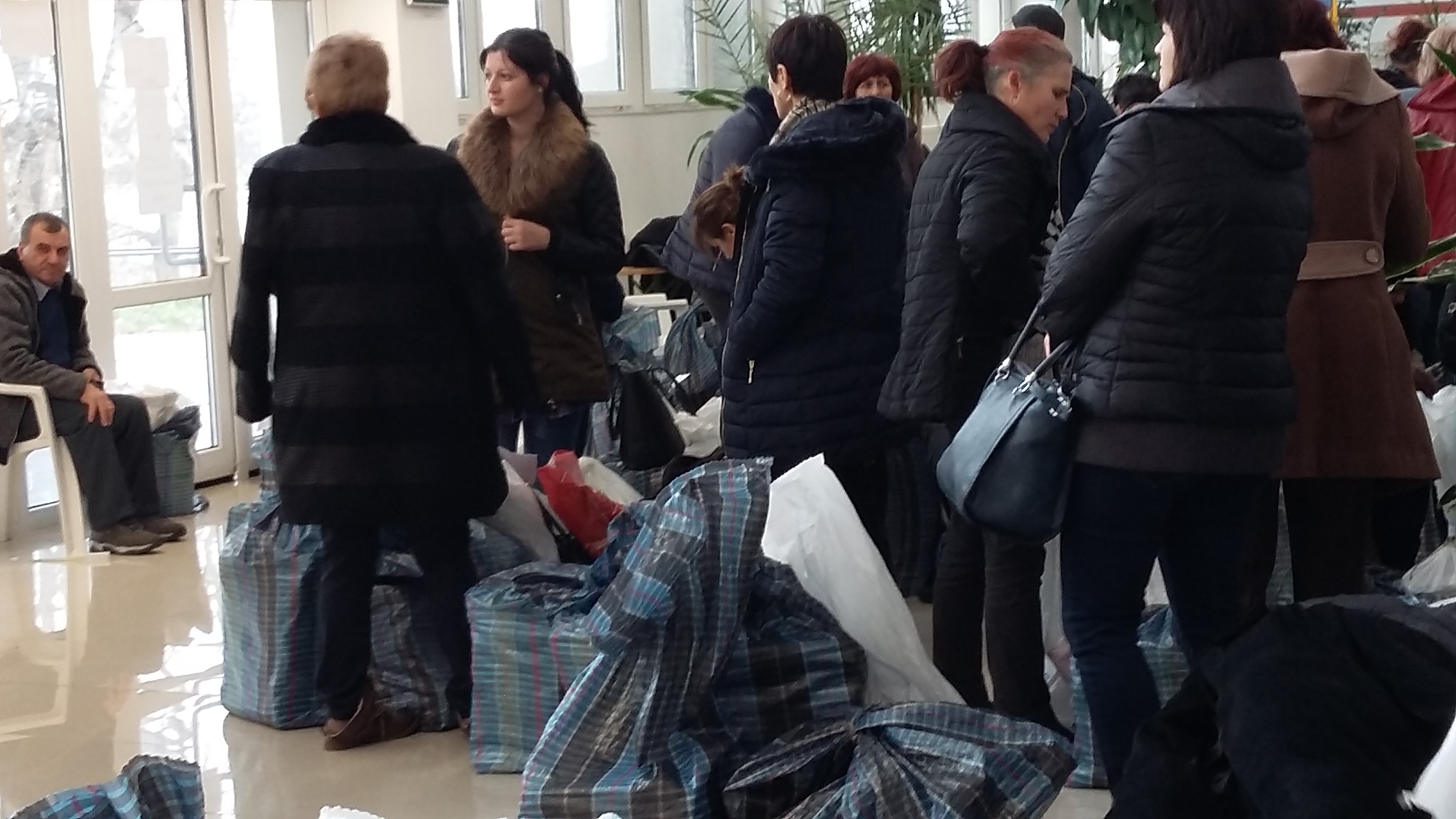 Alegeri parlamentare 2016: dorm pe sacii cu buletinele de vot! Stau la coadă să predea procesele verbale GALERIE FOTO