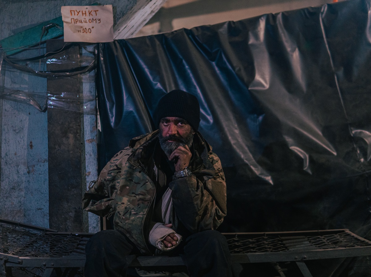 „Locul morții și al vieții mele”. Imagini portret făcute în uzina Azovstal de un soldat ucrainean înainte de a se preda rușilor