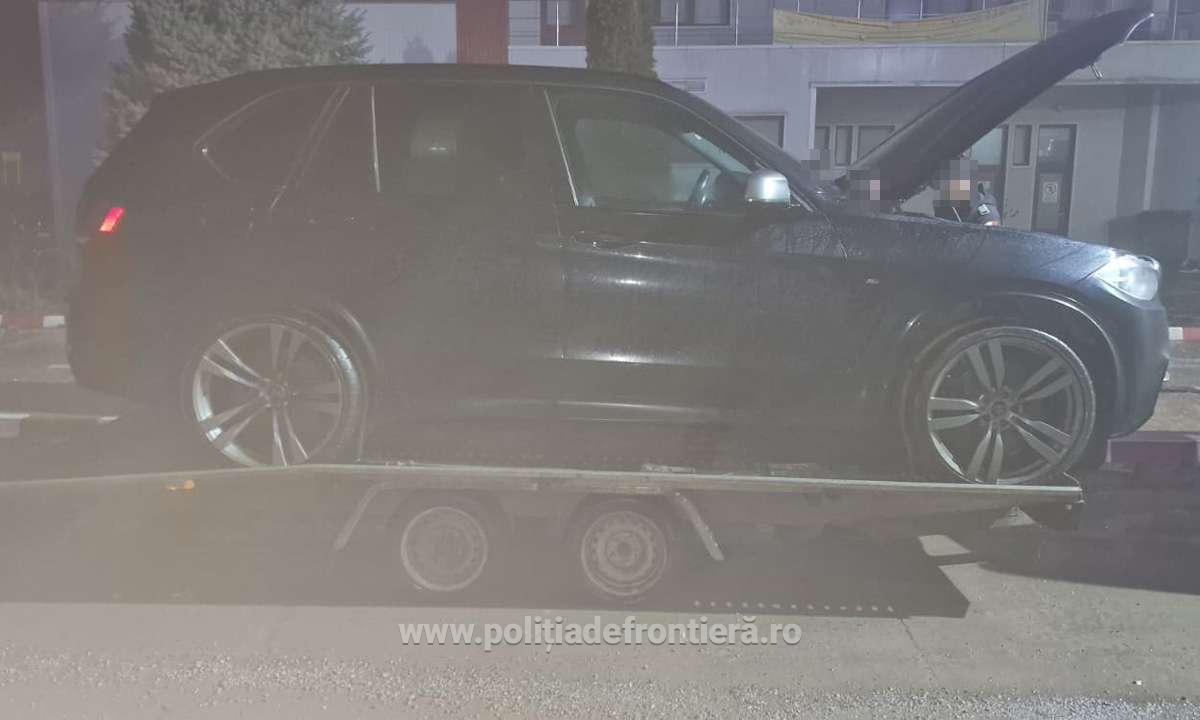 Au demontat trei mașini, furate din Germania și Suedia, în valoare de 320.000 de euro, și au încercat să le introducă în România drept „piese auto uzate”