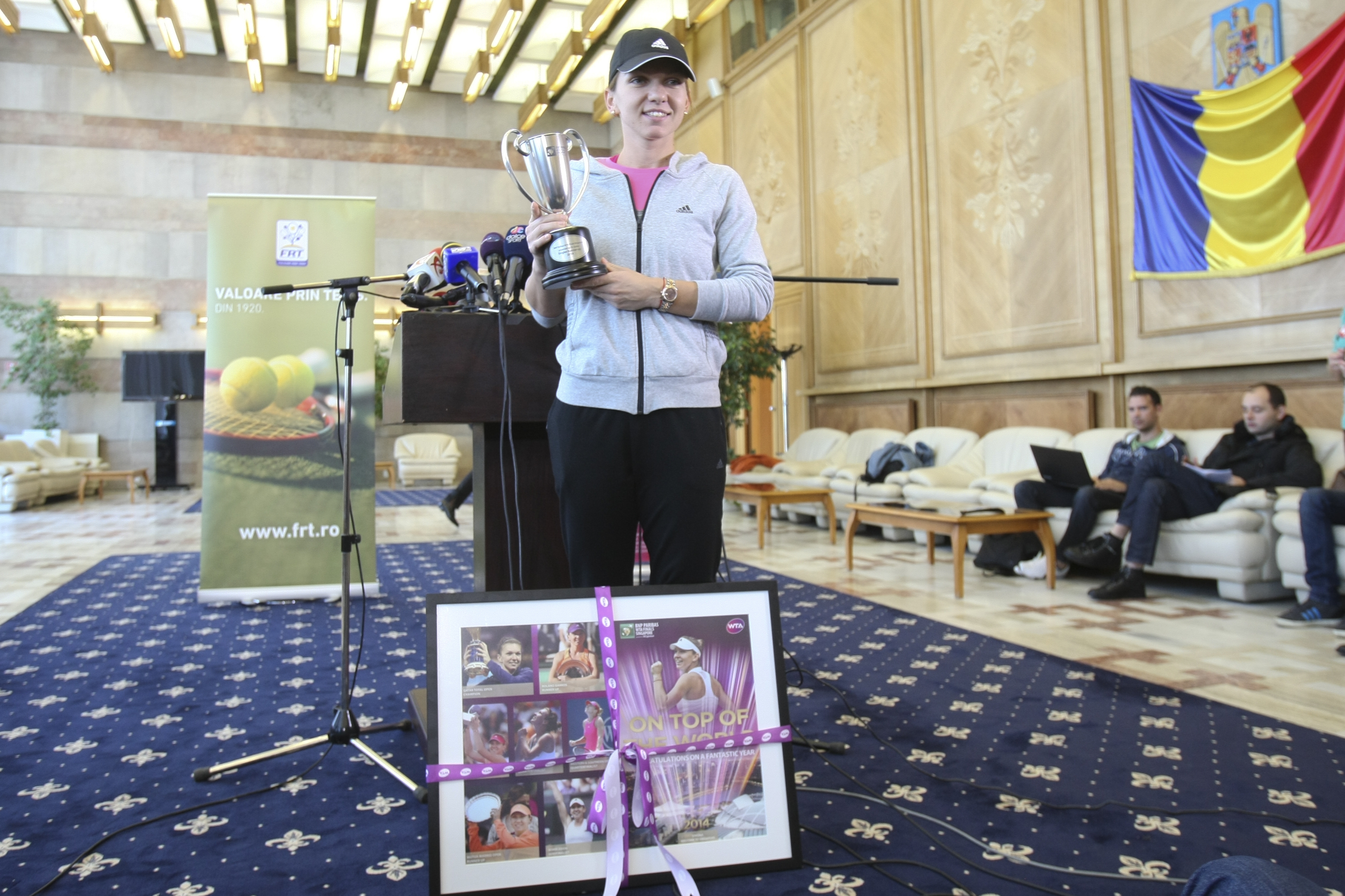 FOTO / Simona Halep a revenit în ţară. ^”Serena a vrut o poză cu mine, că  voi fi numărul unu mondial”