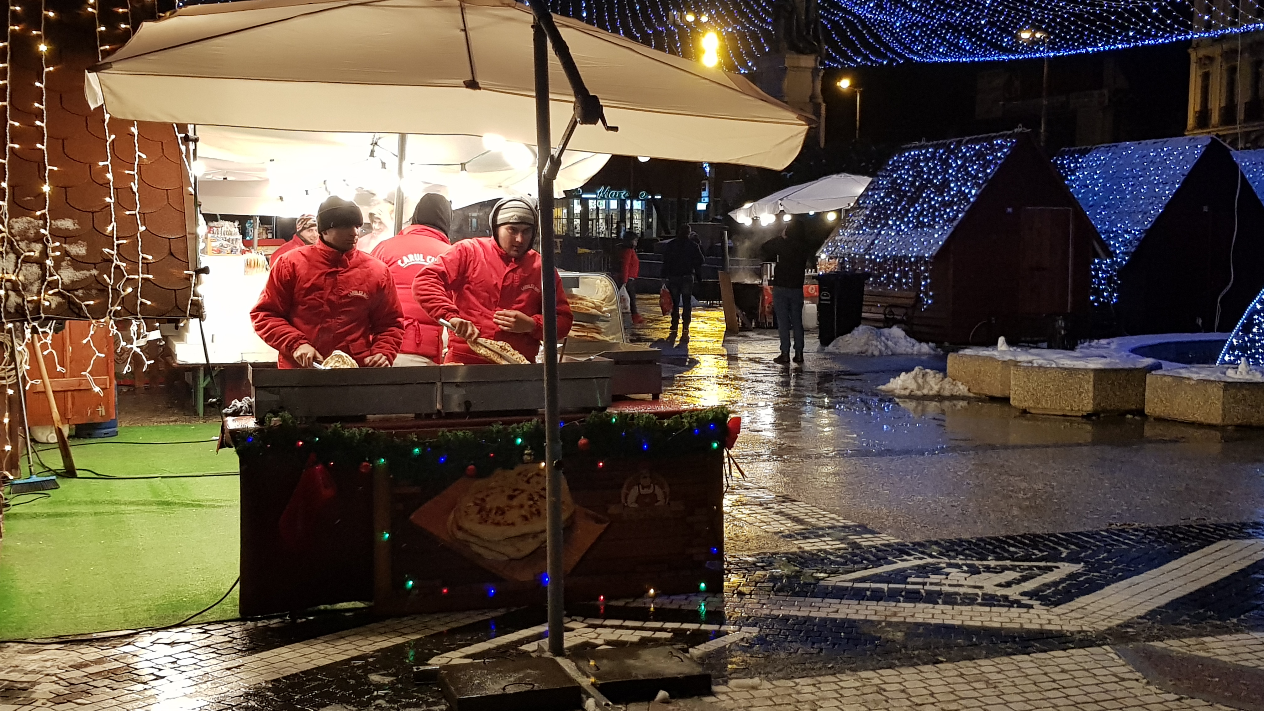 Bate vântul în târgurile de Crăciun din Iași. Comercianții se plâng că vremea rea le strică afacerile