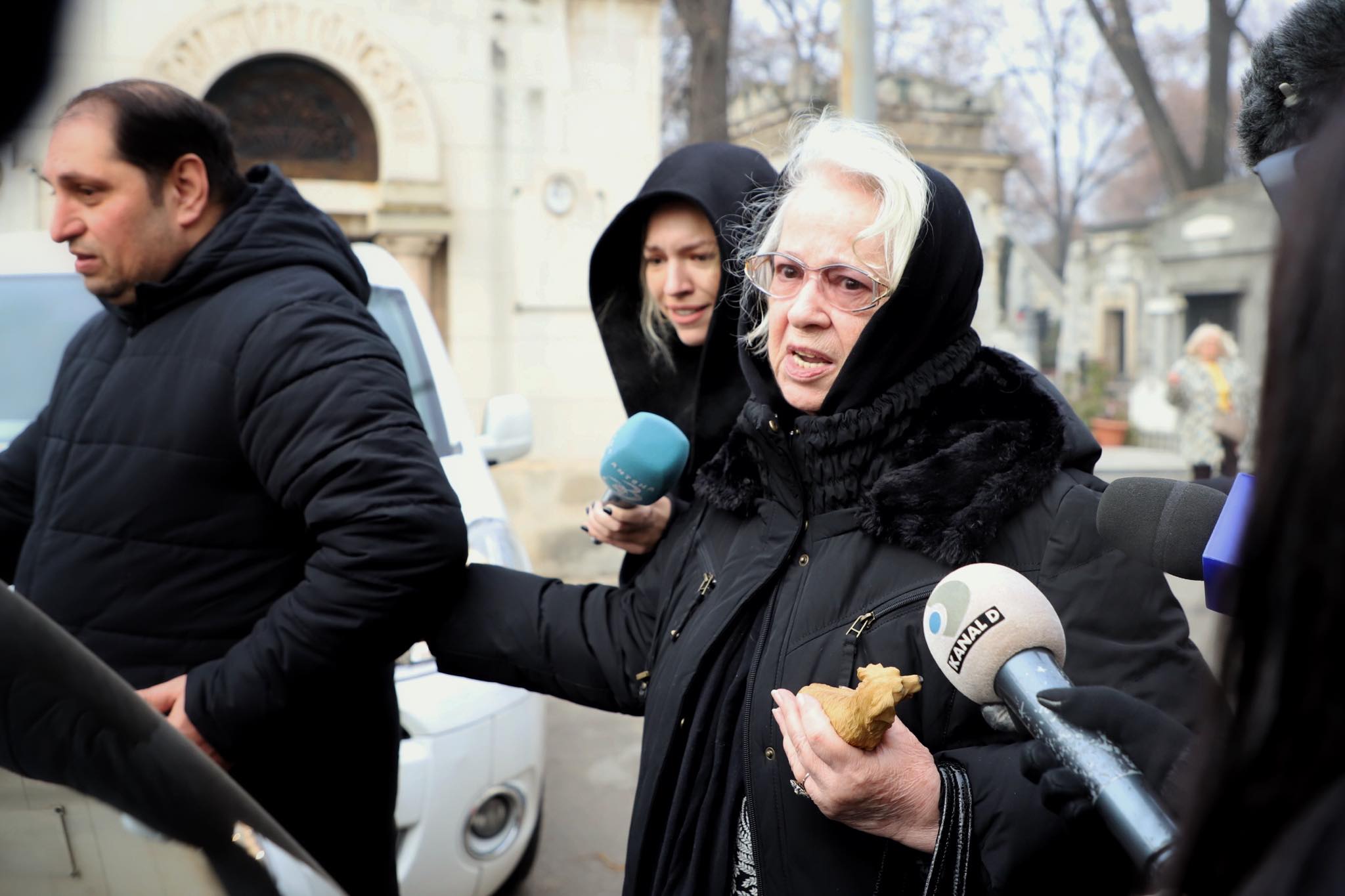 Momente dureroase la capela Cimitirului Bellu. Familia și prietenii își iau rămas bun de la Cristina Țopescu