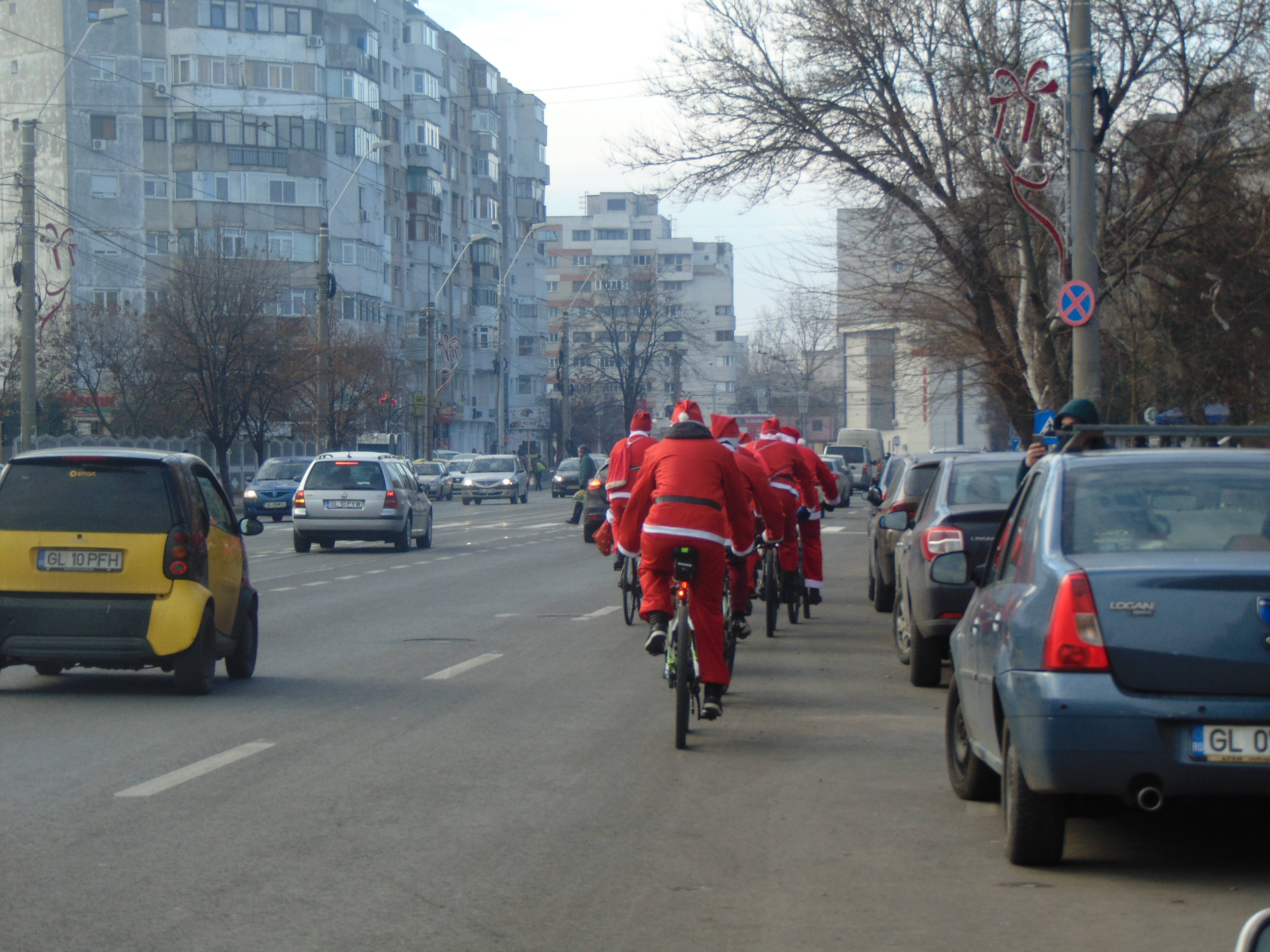 Moș Crăciun a dat sania pe bicicletă și a împărțit dulciuri celor mici. Pe unde se plimbă ciclo-moșii /GALERIE FOTO