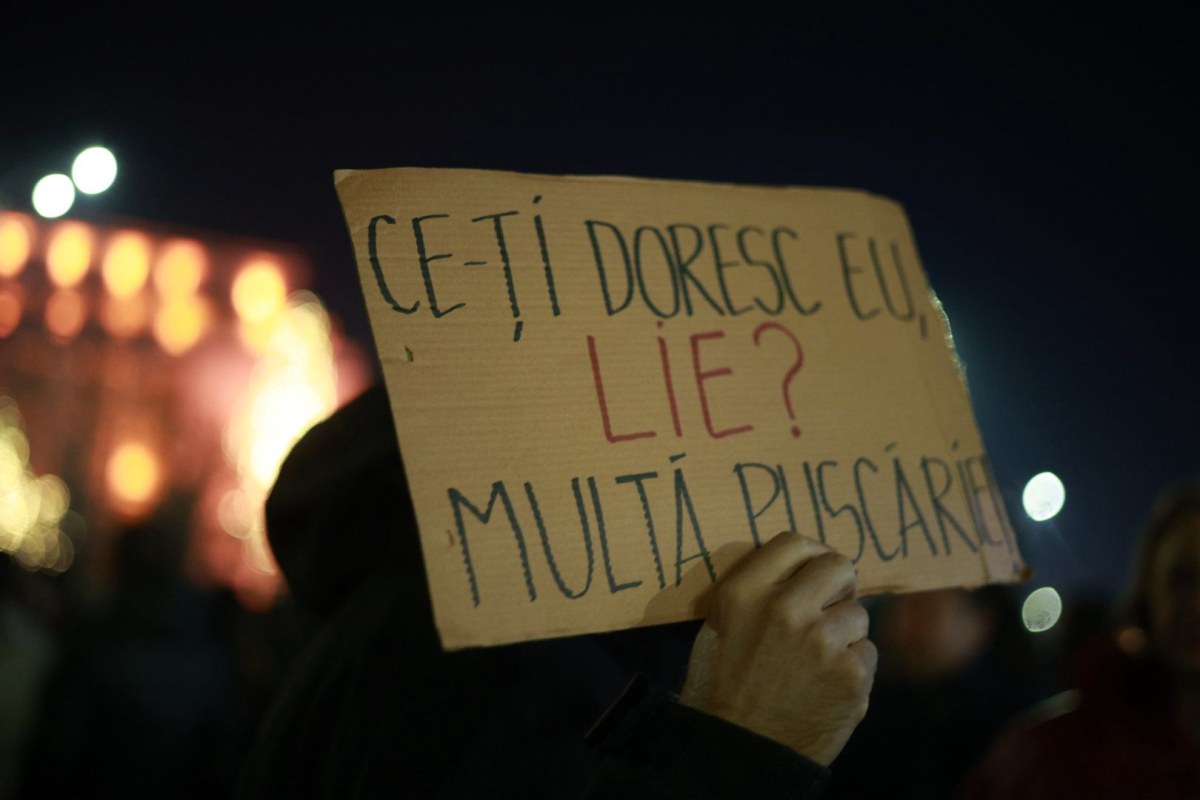 Nou protest în Piața Victoriei din București. Câteva mii de oameni au cerut demisia șefei Curții Supreme, Lia Savonea, pentru neregulile din justiție, în a patra zi consecutivă