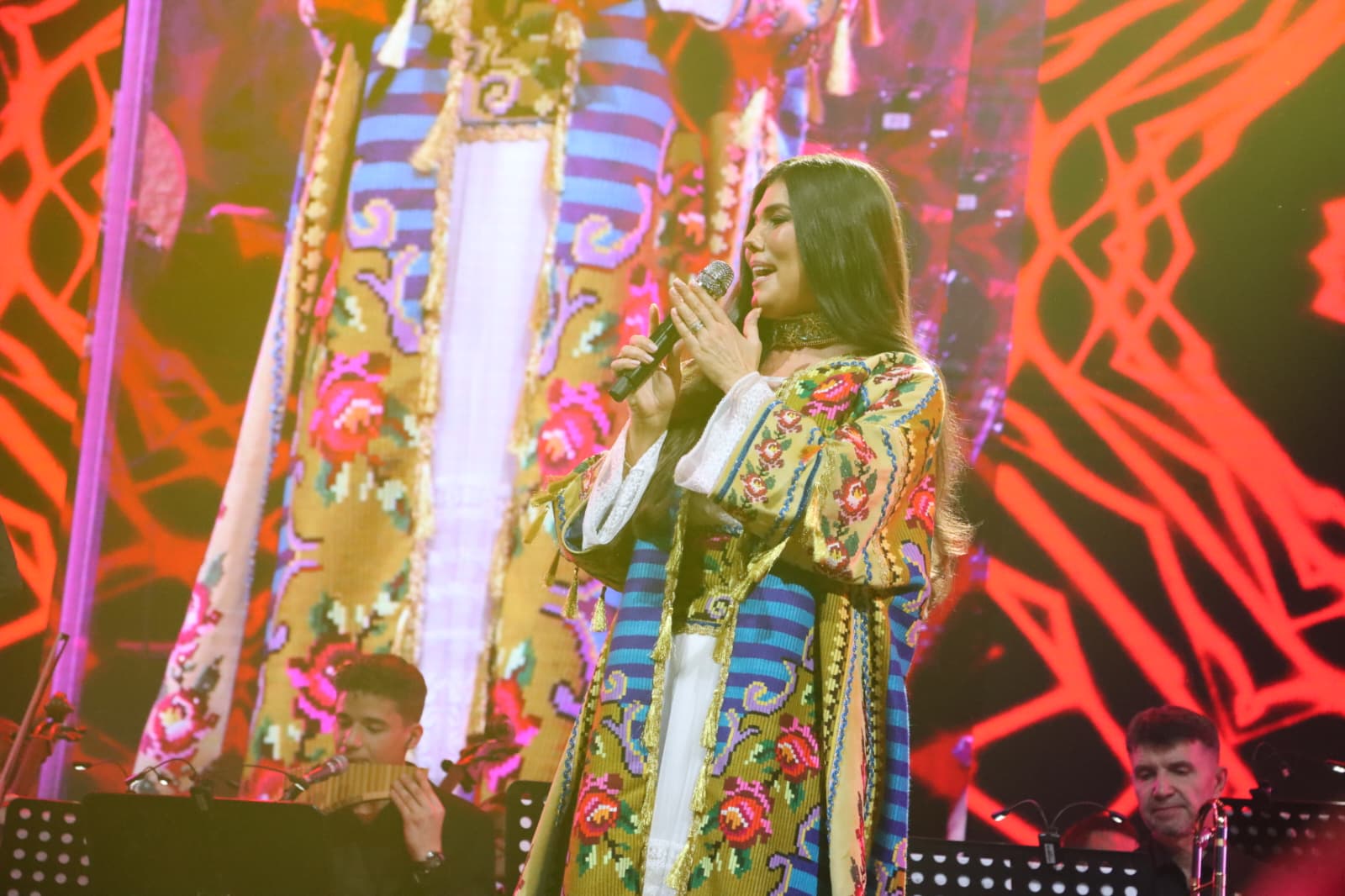 Cum a apărut Paula Seling pe scena de la Sala Palatului din București. A purtat ținute unicat, create dintr-un material special: „Aceste piese cândva decorau casa bunicii”