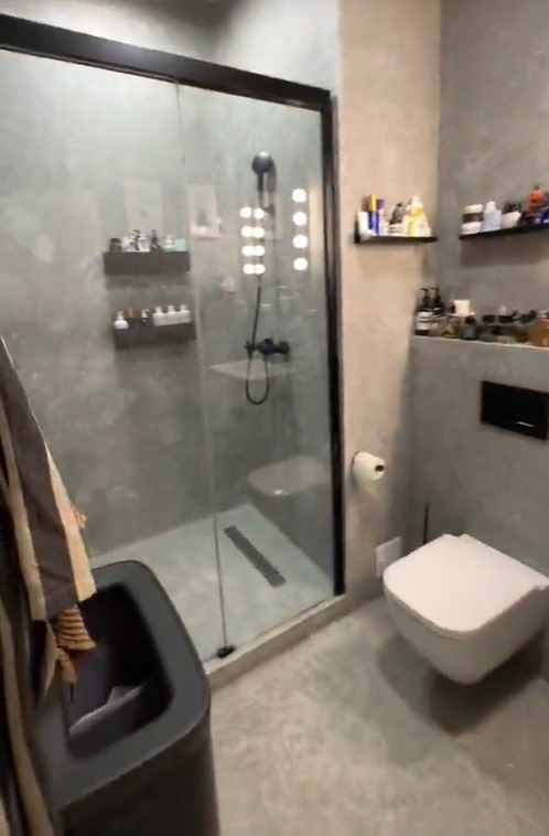 Imagini din apartamentul în care locuiește Maurice Munteanu. În sufragerie are o canapea vintage care costă 8.000 de euro