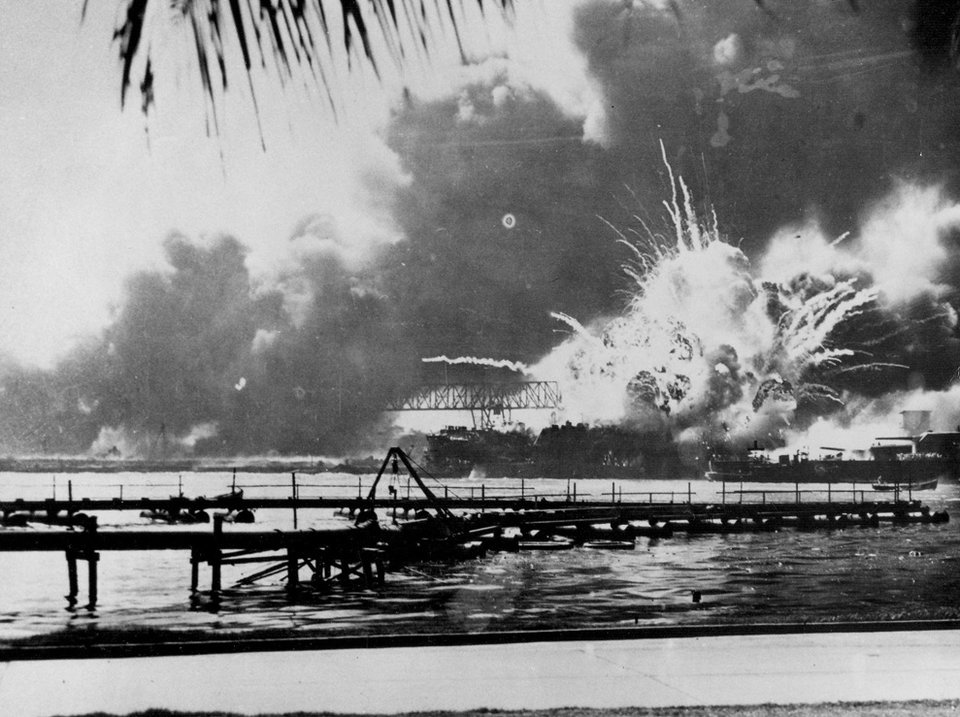 FOTO | 77 de ani de la atacul japonez de la Pearl Harbor. Fotografii incredibile din timpul masacrului