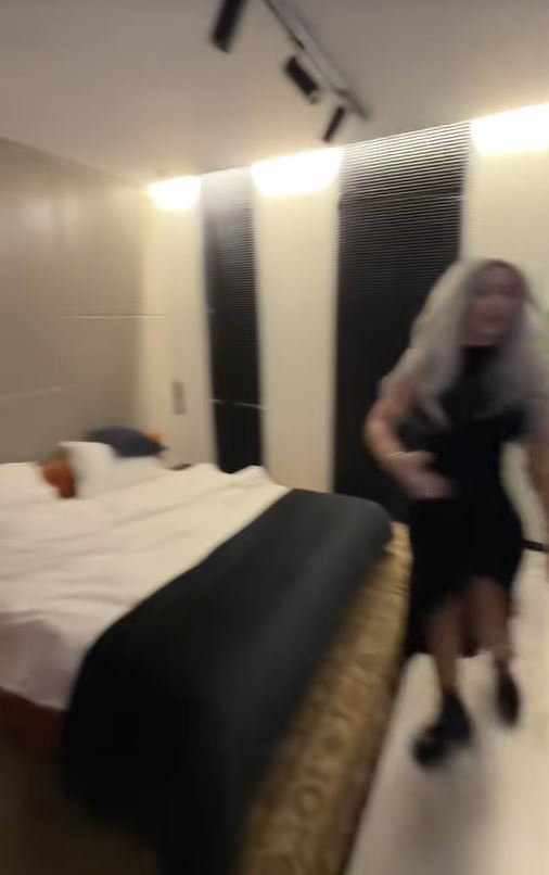 Imagini din noul apartament al Loredanei Chivu. A dat 2.900 de euro pe un frigider portocaliu