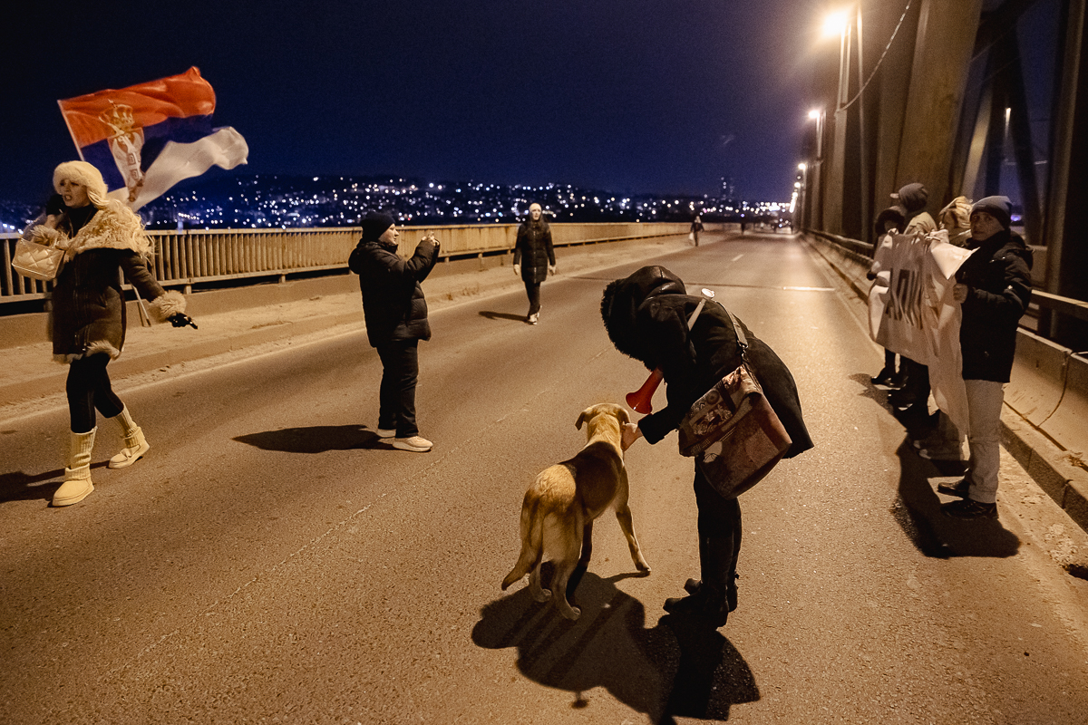 Blocadă pe un mare pod peste Dunăre din Belgrad. De aproape 4 luni, sârbii strigă „Corupția ucide!” | Video/Fotogalerie