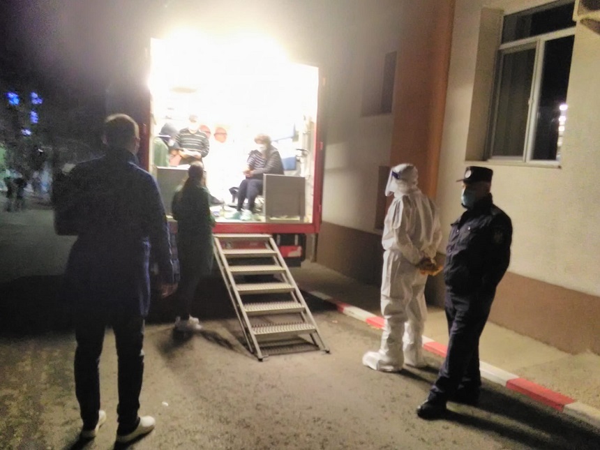 Coadă de ambulanțe în curtea Spitalului de Boli Infecţioase din Iaşi. Manager: „A fost o noapte de foc”