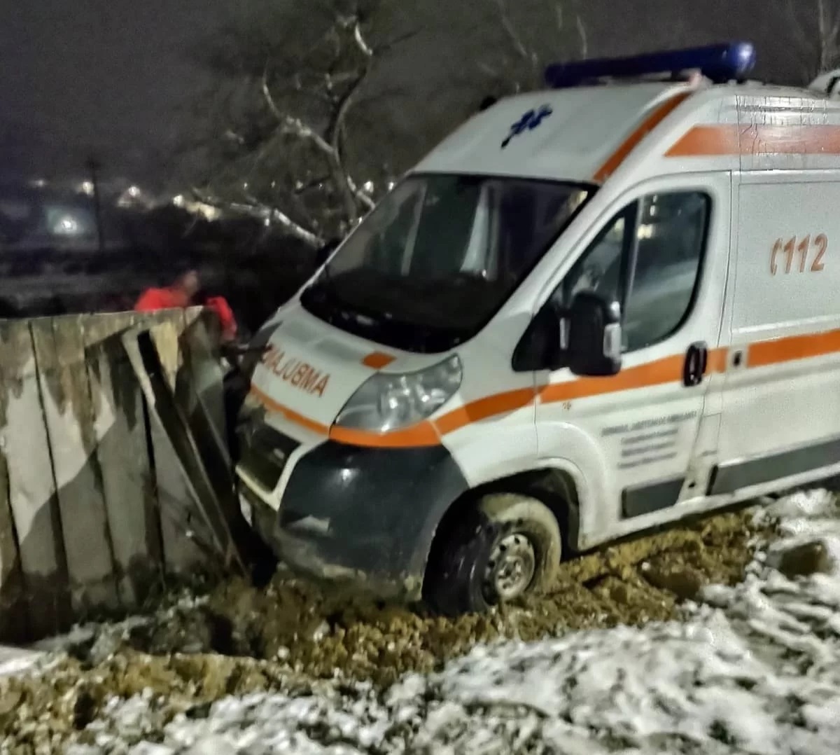 O ambulanță cu pacient, accident din cauza vremii: șoferul a derapat pe zăpadă și a intrat într-un gard. „Iarna din aprilie aduce probleme”