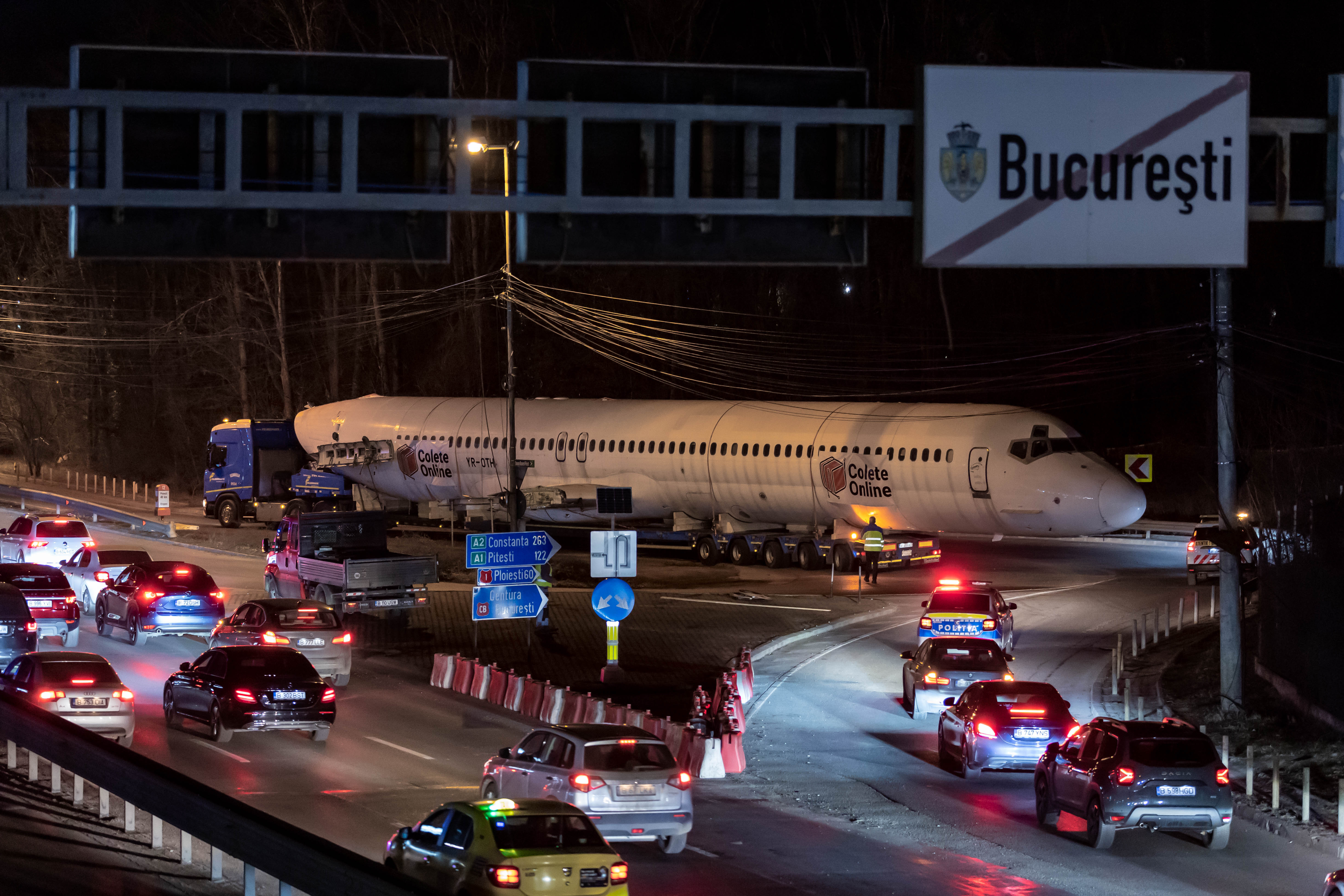Cine e românul care a cumpărat cu 36.000 de euro un avion și ce plan are cu el. Aeronava, transportată pe străzile din București în noapte