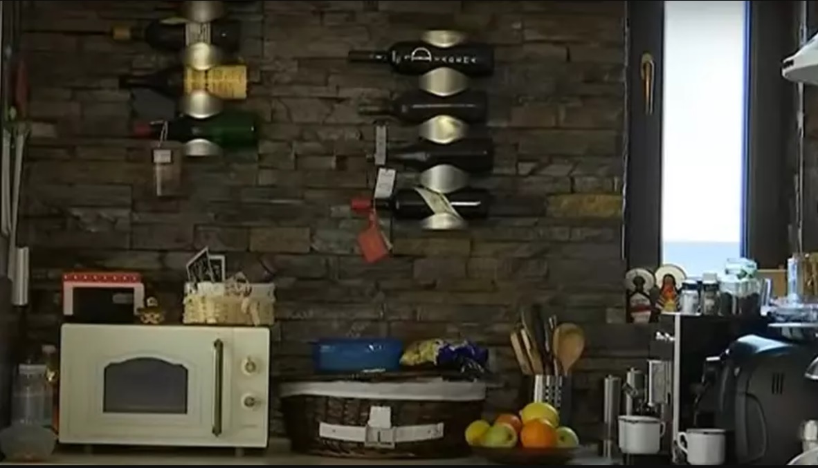 Imagini din casa în care a locuit Helmut Duckadam cu soția Alexandra și fiica Julianne. În vilă are și „scara președinților”