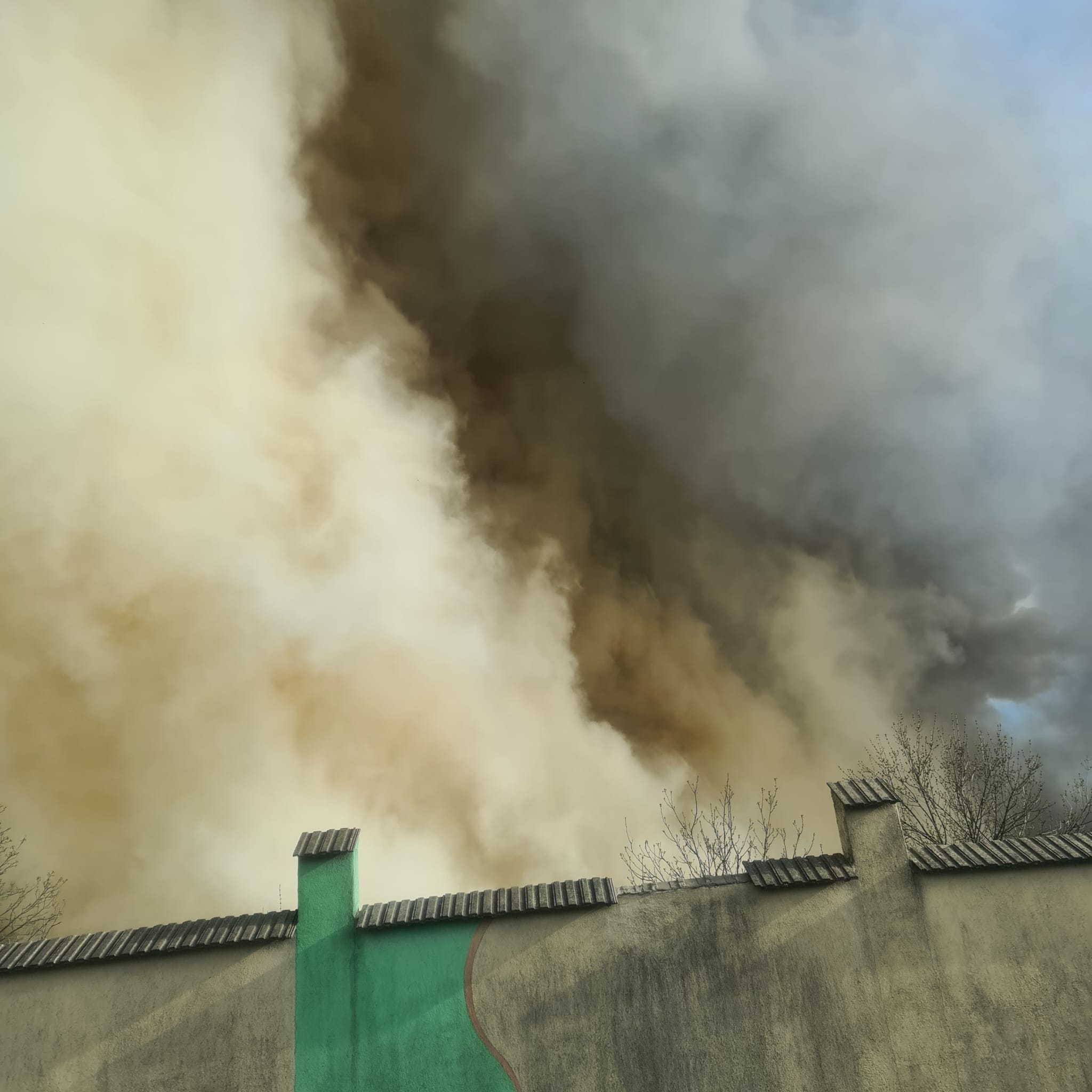 Incendiu puternic în Timișoara, la o fostă fabrică de țigări. În hala de lângă e depozitat azotat de amoniu lichid