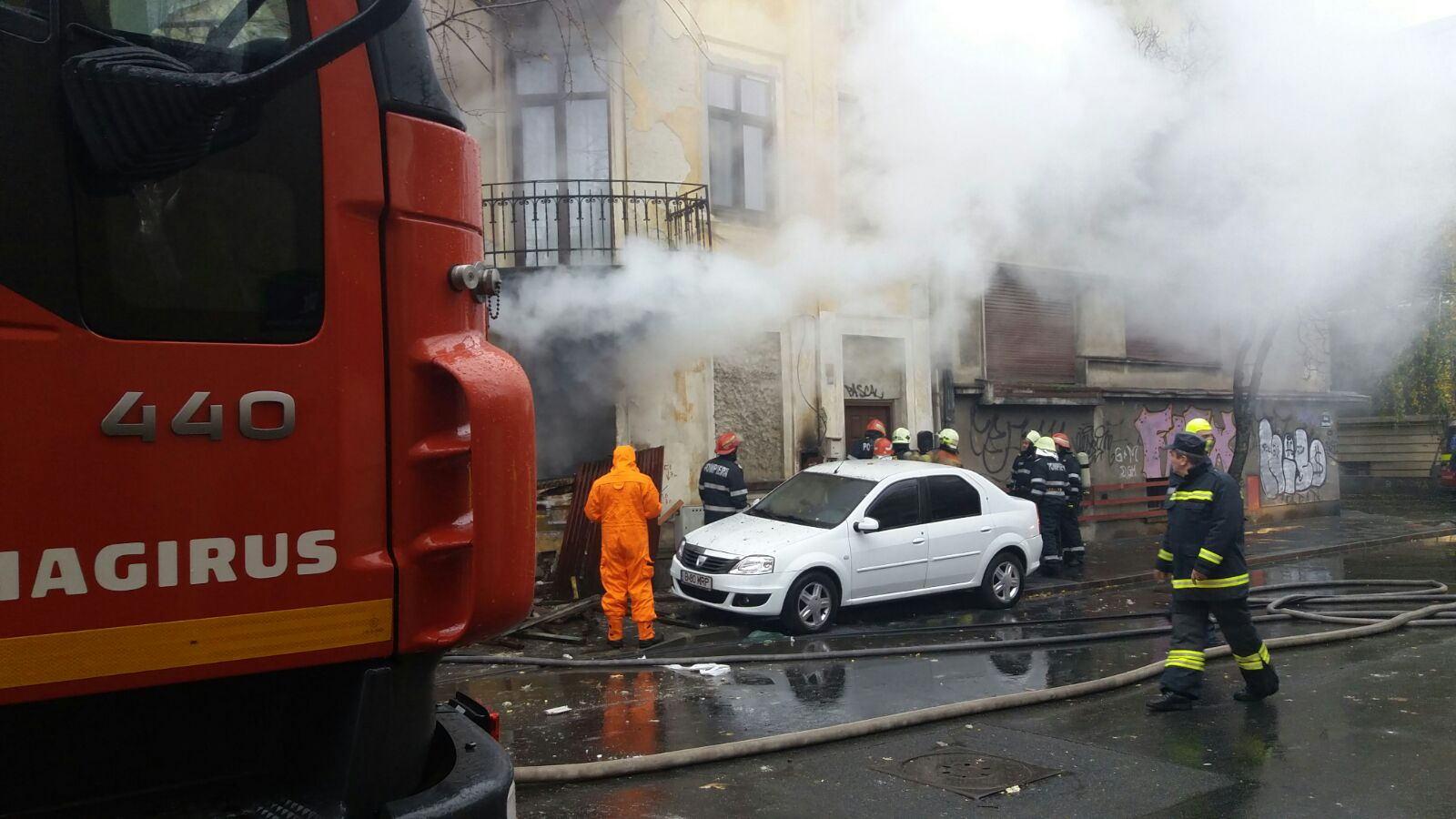 UPDATE. Explozie la parterul unui imobil din Capitală. O persoană în flăcări a ieșit din clădire