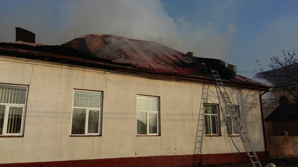 Incendiu la o școală din județul Timiș. Acoperișul clădirii, făcut scrum de flăcările uriașe