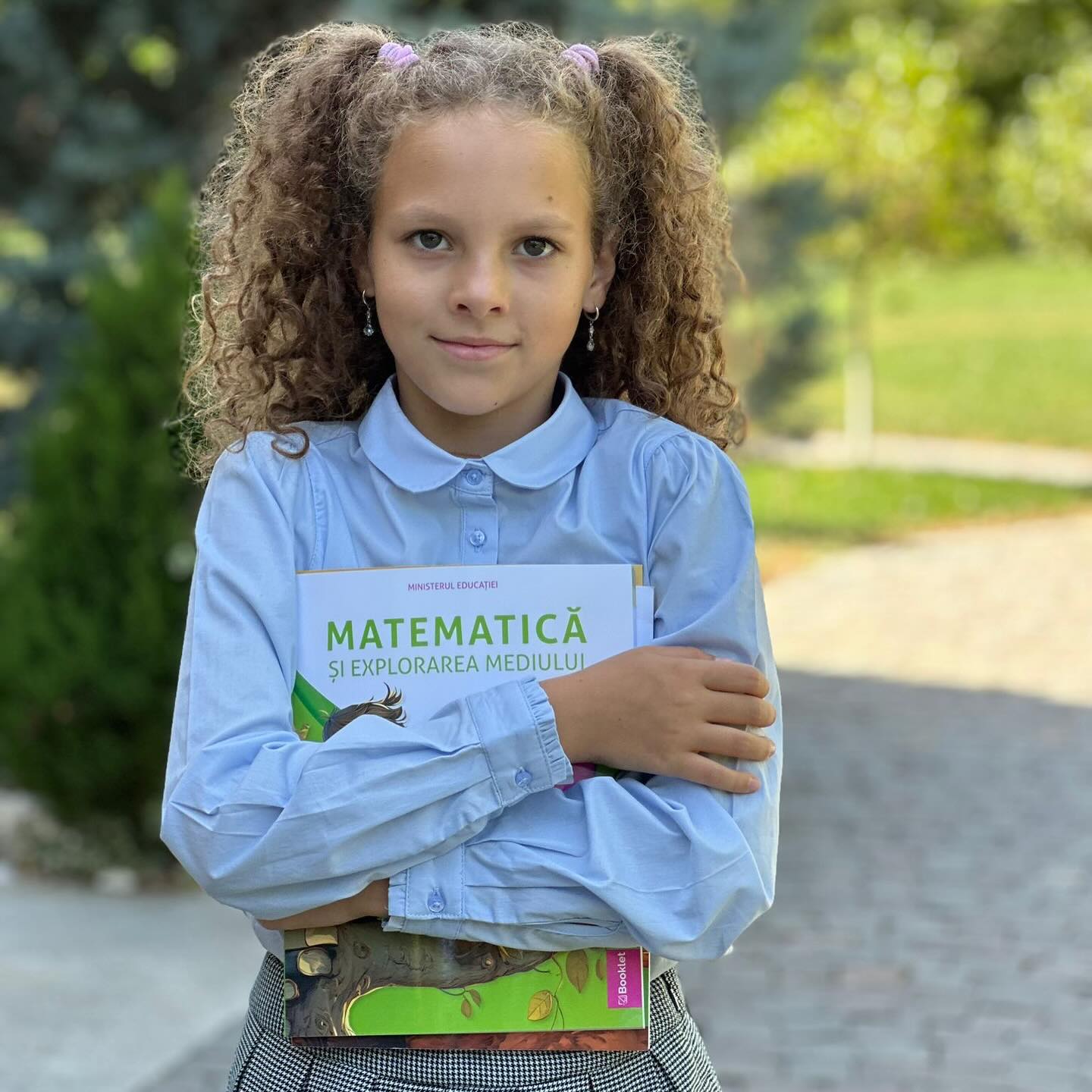 Imagini cu copiii Mirelei Vaida în prima zi de școală. Cum a apărut și soțul prezentatoarei, care nu face parte din showbiz