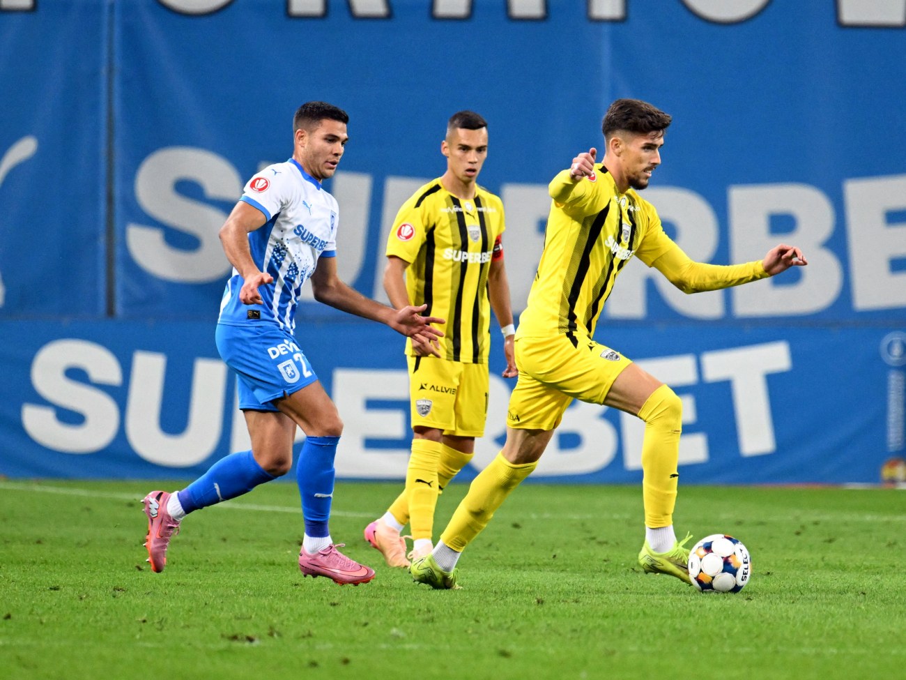Universitatea Craiova-Dinamo, derby cu 4 goluri. Echipa lui Mirel Rădoi a jucat în inferioritate și a luat gol în minutul 90