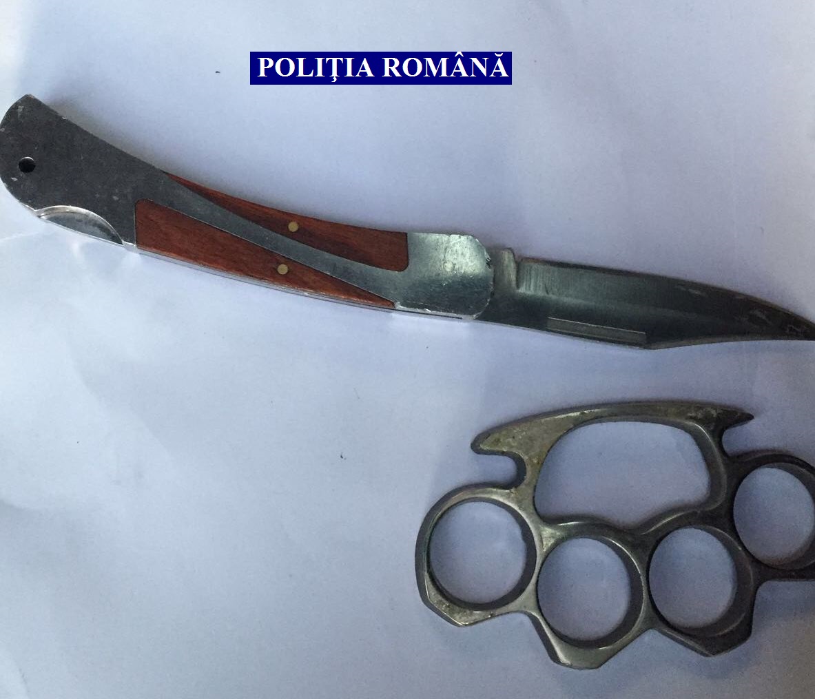 UPDATE: Săbii, macete și un pistol, confiscate din casele unor romi din Timiș. Ce au descoperit procurorii în urma descinderilor