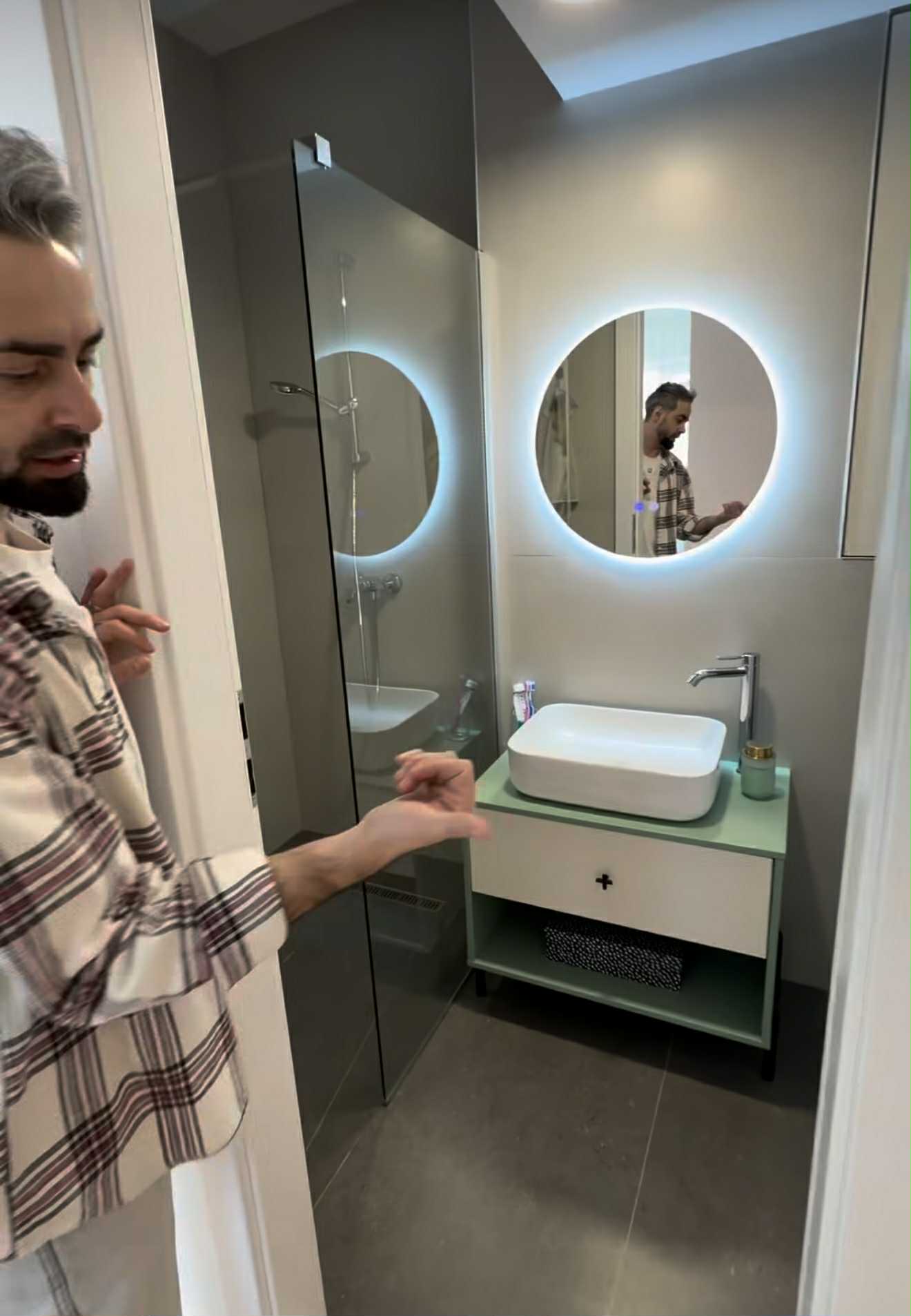 Imagini din apartamentul de lux în care locuiește Radu Bucălae cu soția. Mobila e făcută la comandă, la sfatul designerilor de interior