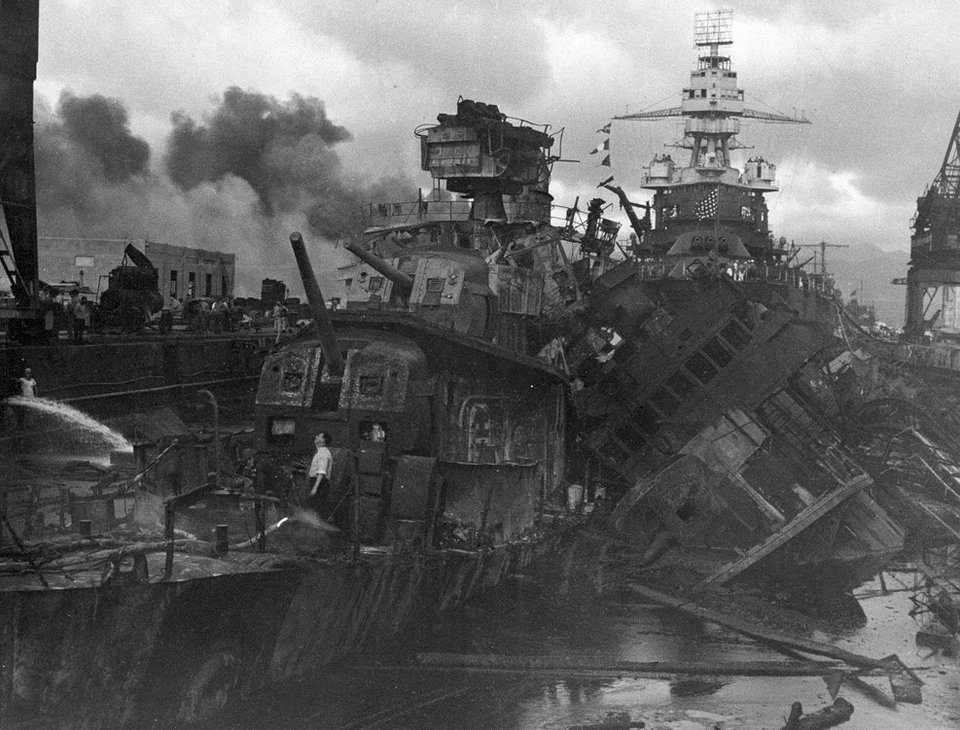 FOTO | 77 de ani de la atacul japonez de la Pearl Harbor. Fotografii incredibile din timpul masacrului