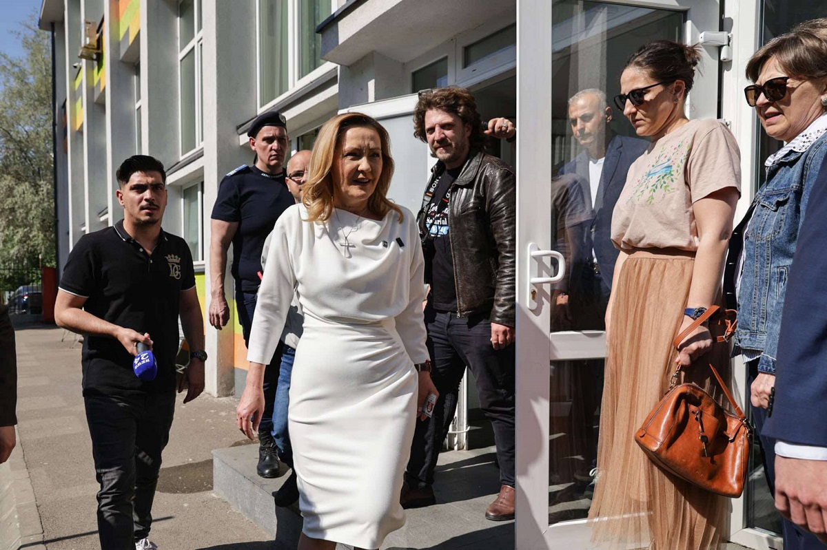 Elena Lasconi, îmbrăcată într-o rochie de 1.000 de lei la secția de votare. Cine i-a creat ținuta și cum a apărut alături de Cătălin Georgescu, soțul ei