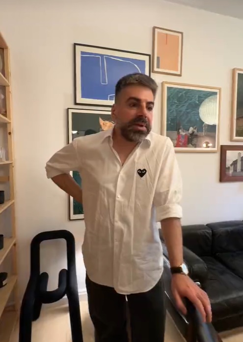 Imagini din apartamentul în care locuiește Maurice Munteanu. În sufragerie are o canapea vintage care costă 8.000 de euro