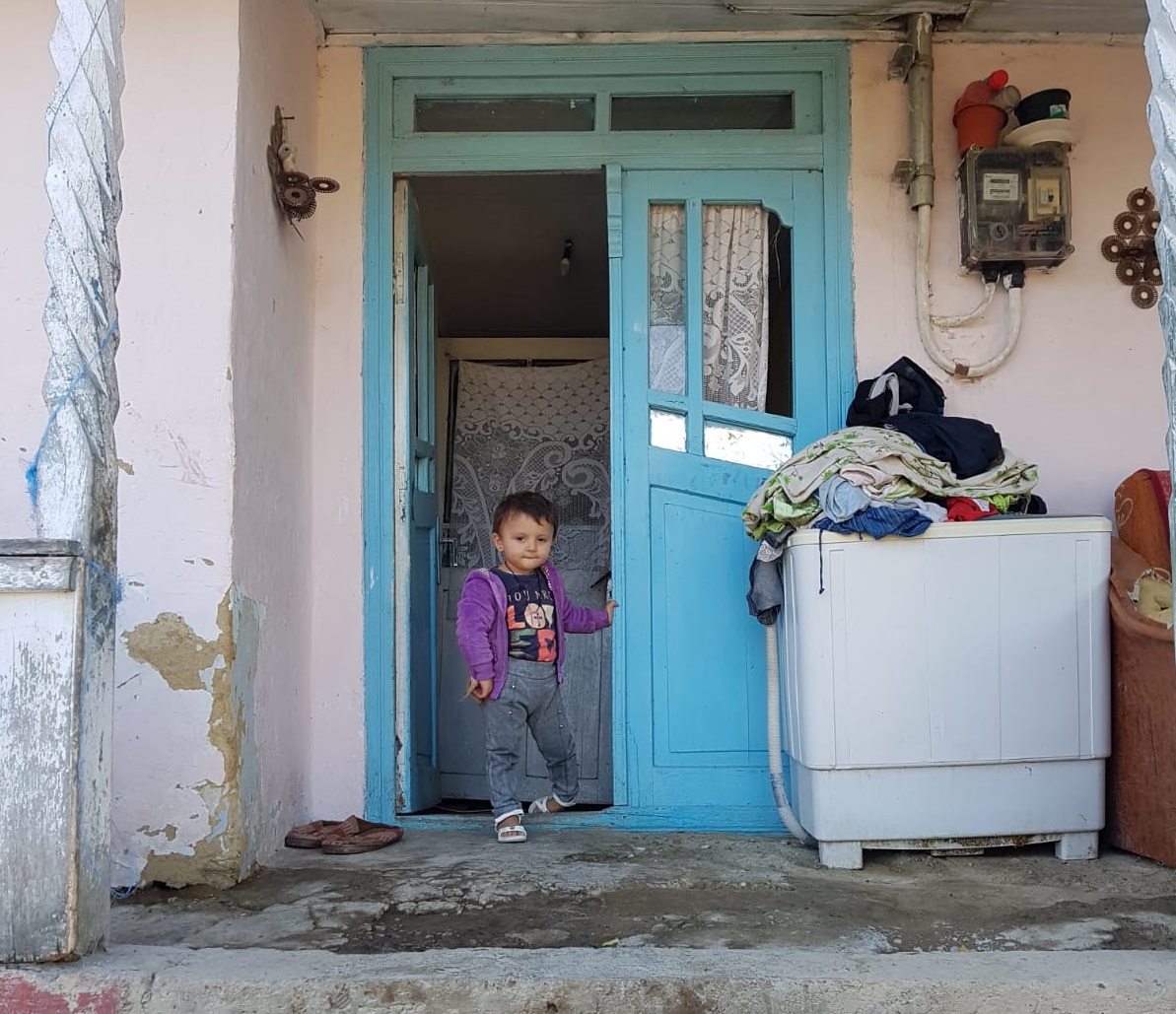 REPORTAJ: Am fost acasă la copila care merge flămândă la școală. Șapte suflete, fără speranță: trăiesc într-o cocioabă, fără frigider și aragaz și se tem că nu vor trece iarna/VIDEO&FOTO