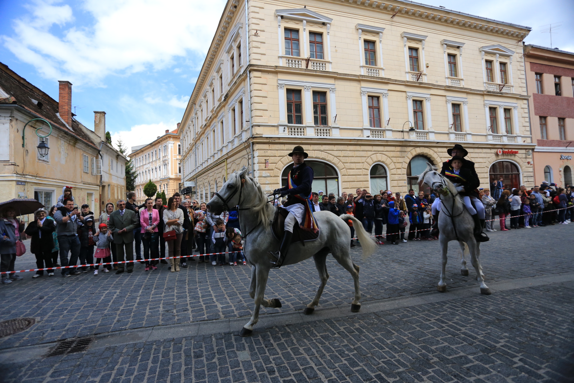 Mii de oameni au asistat la Parada Junilor la Brașov | GALERIE FOTO